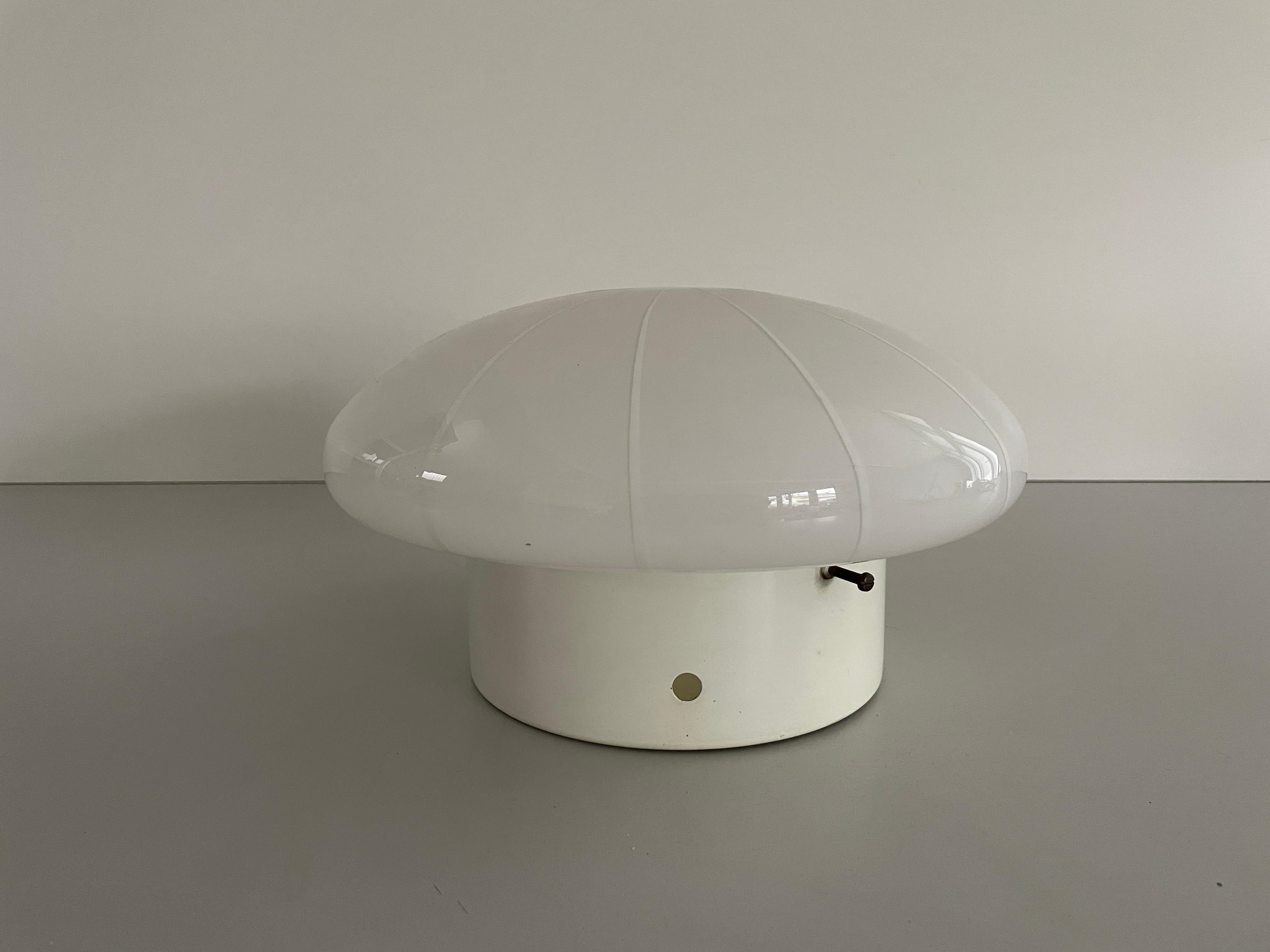 Empotrable de seta de metal blanco y cristal de Visto, años 60, Italia

La pantalla está en muy buen estado vintage.

Esta lámpara funciona con bombillas E27. 
Con cable y apto para su uso con 220 V y 110 V para todos los