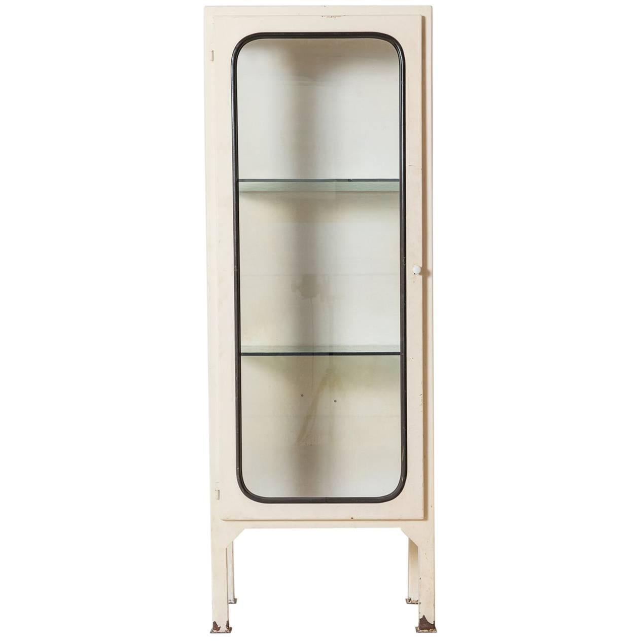 Armoire d'apothicaire en métal blanc avec étagères en verre