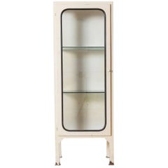 Armoire d'apothicaire en métal blanc avec étagères en verre