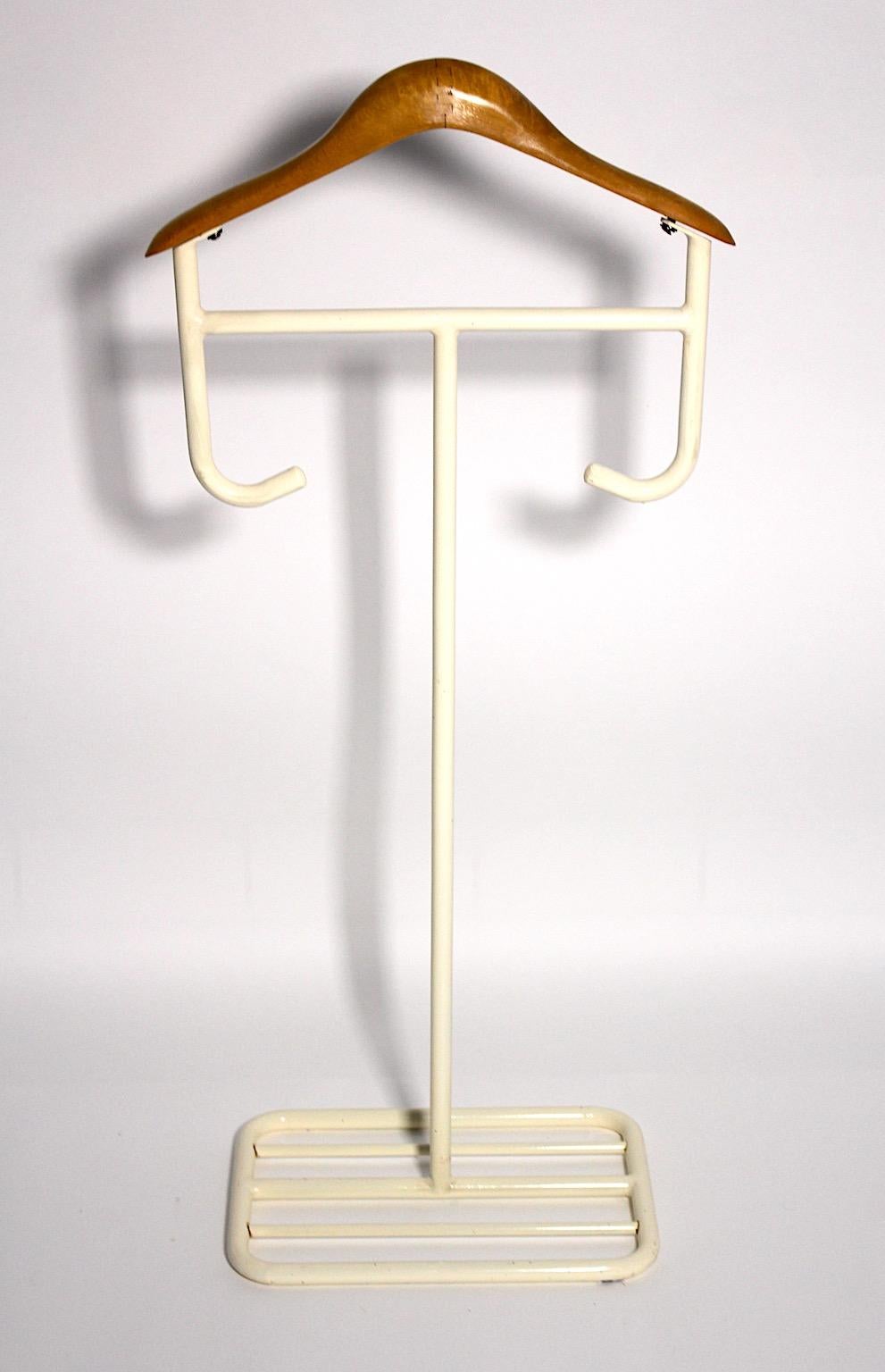 Acier Valet de chambre en métal blanc, en hêtre et de style Bauhaus, circa 1930, Allemagne en vente