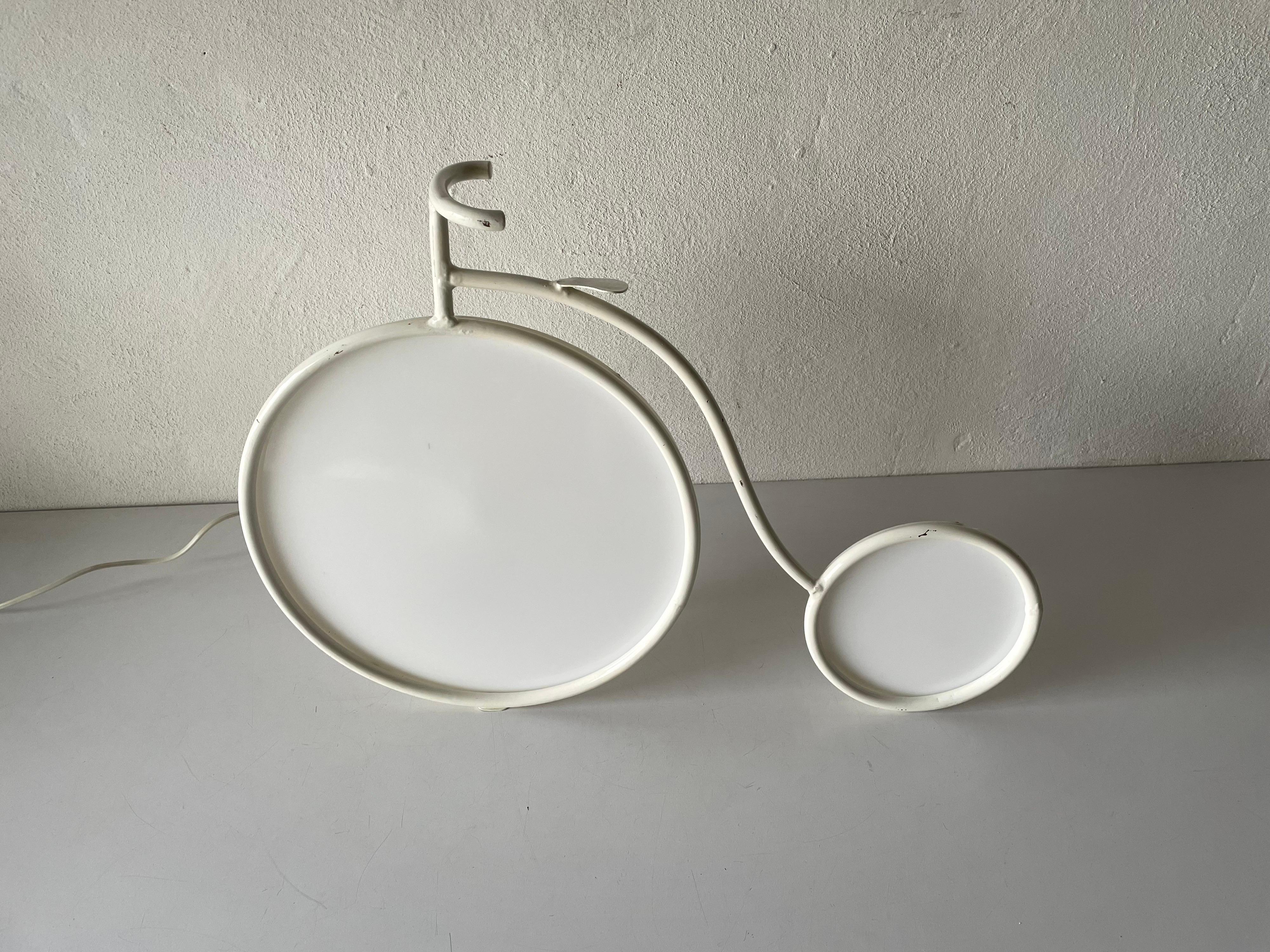 Lampe de table à vélo en métal blanc par Zicoli, 1970 Italie

Grande lampe de bureau très rare
Jantes en plastique.
Très haute qualité.
Entièrement fonctionnel.

Câble et fiche d'origine. Cette lampe est adaptée à la prise de courant de l'UE.