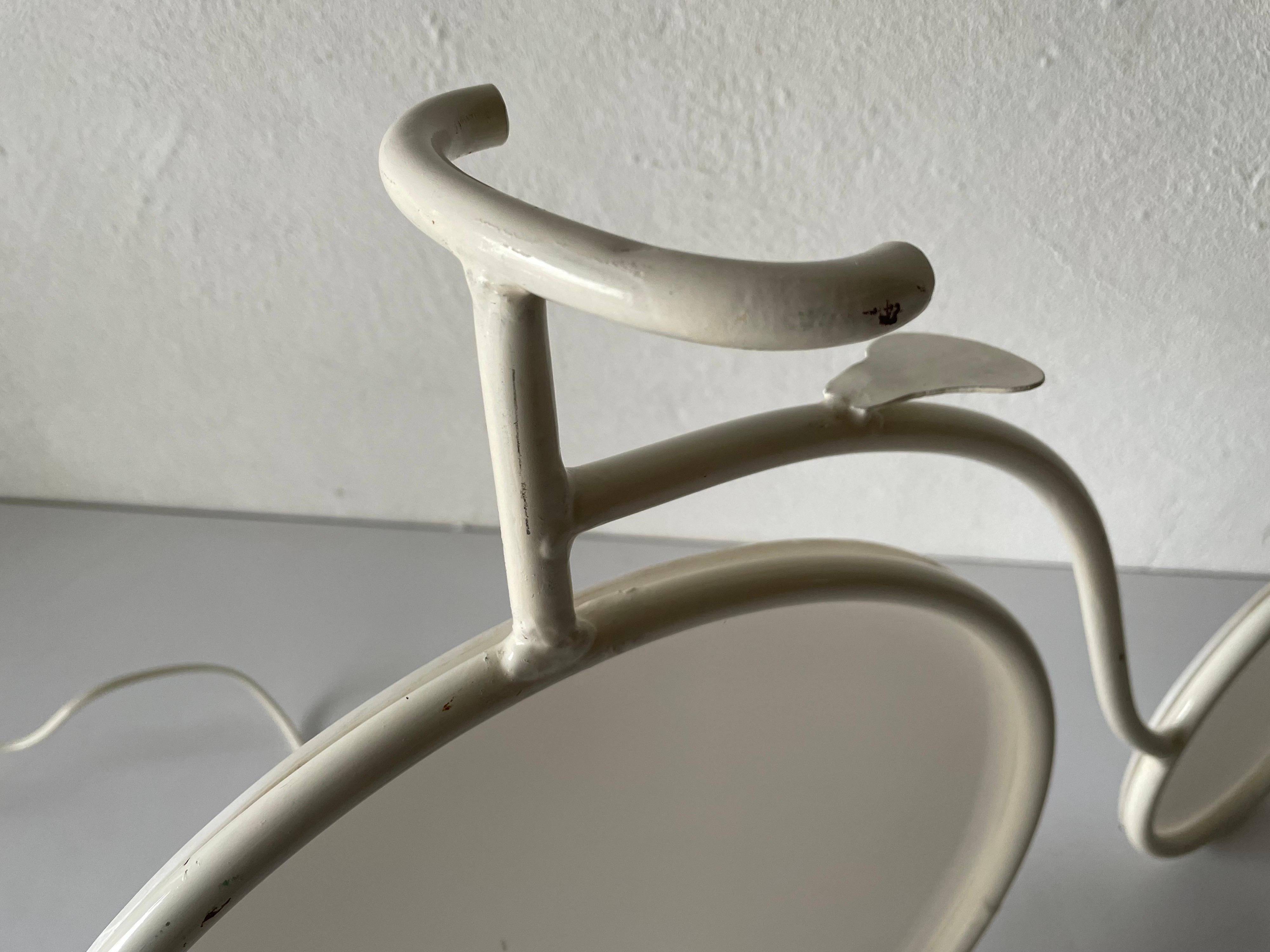 Lampe de bureau bicyclette en métal blanc par Zicoli, 1970, Italie Bon état - En vente à Hagenbach, DE