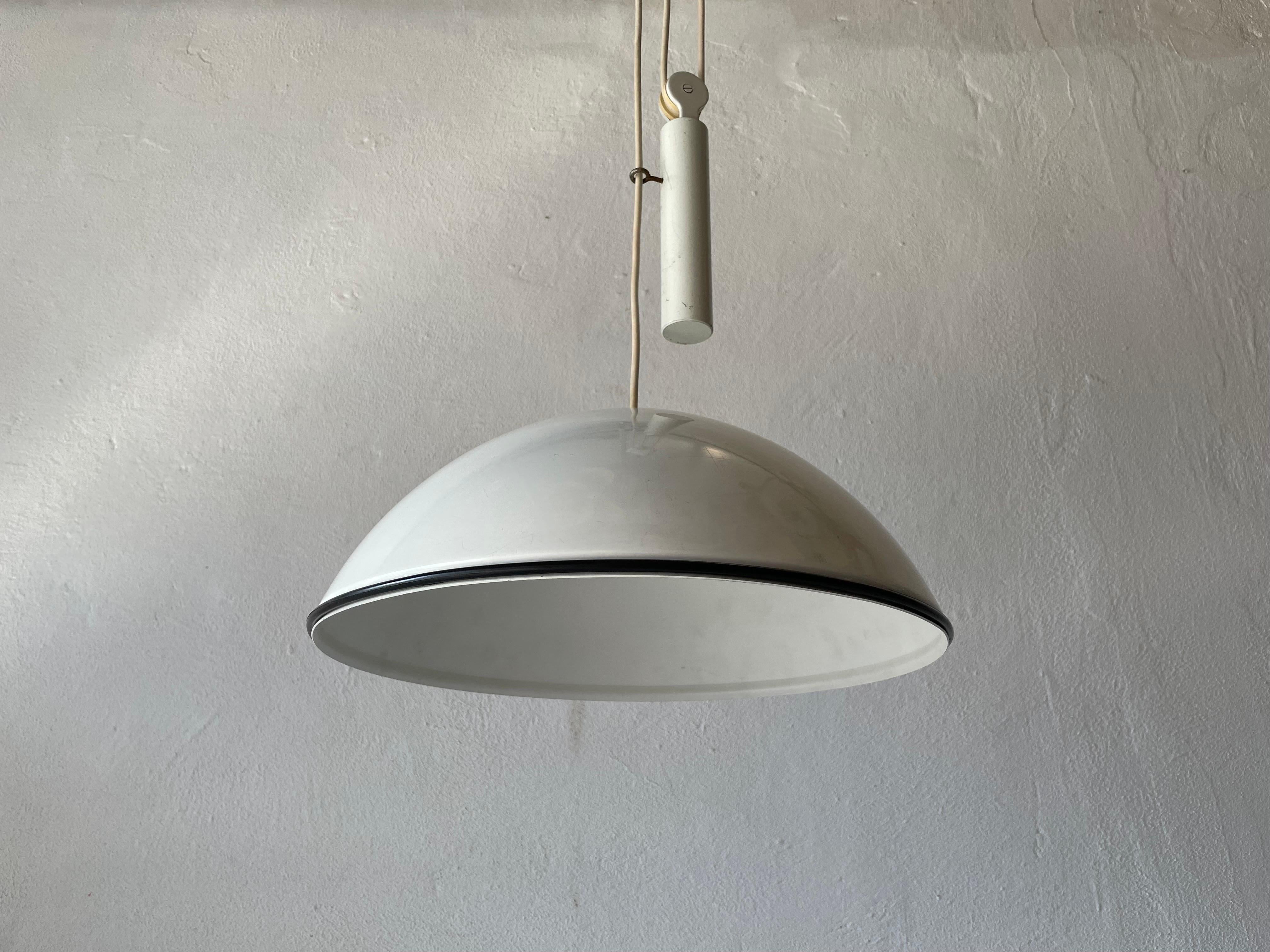White metal counterweight pendant lamp by Flos, 1970s, Italy

Consistent with age and use.
Please see the pictures for the condition of the lamp.

This lamp works with E27 light bulb.

Measures: 
height: 106 cm
shade height and diameter: 16