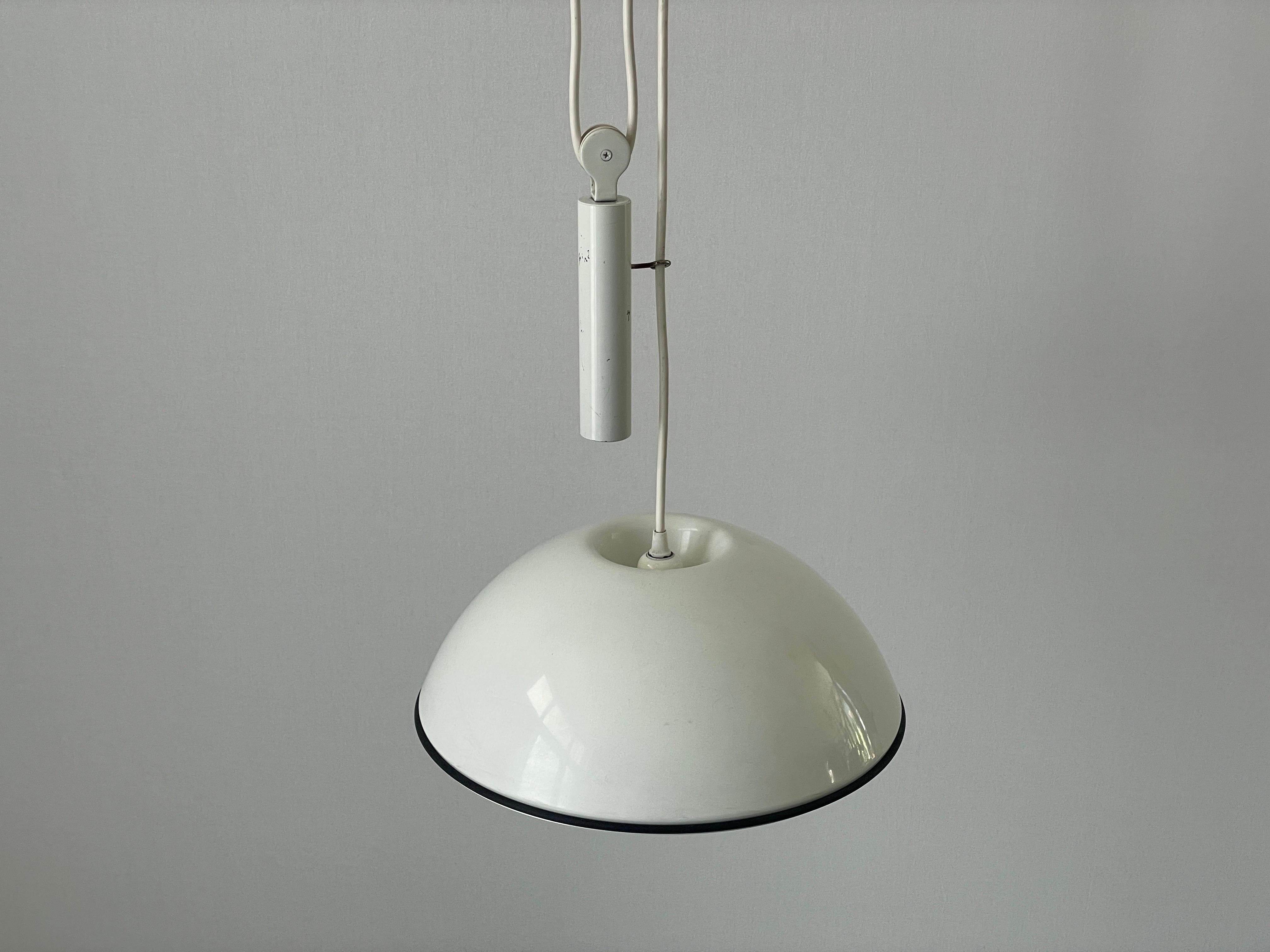 Lampada a sospensione a contrappeso in metallo bianco di Flos, anni '70, Italia

Coerente con l'età e l'uso.
Si prega di vedere le immagini per conoscere le condizioni della lampada.

Questa lampada funziona con lampadine E27.

Misure: 
Altezza