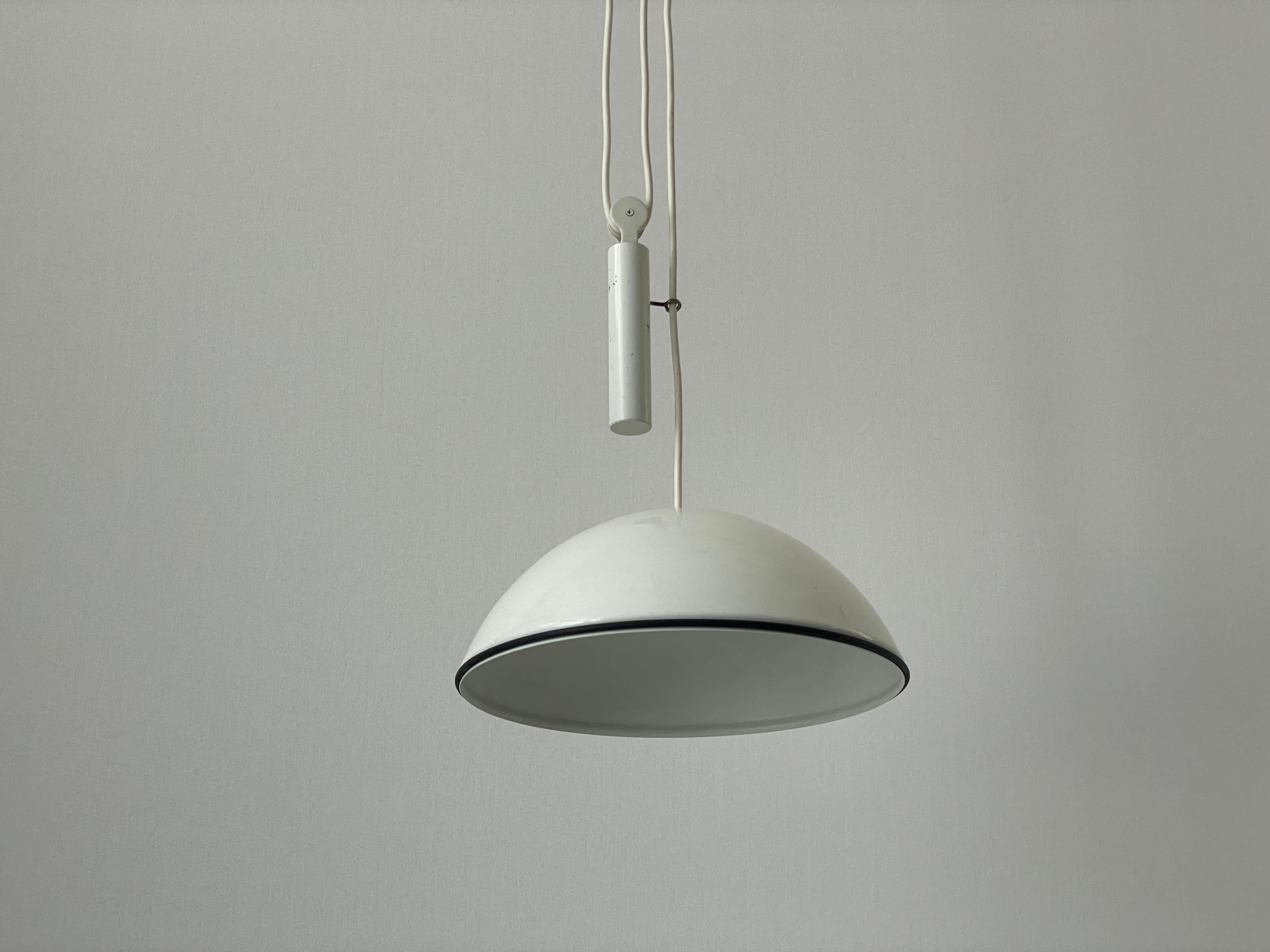 Mid-Century moderno Lampada a sospensione a contrappeso in metallo bianco di Flos, anni '70, Italia in vendita