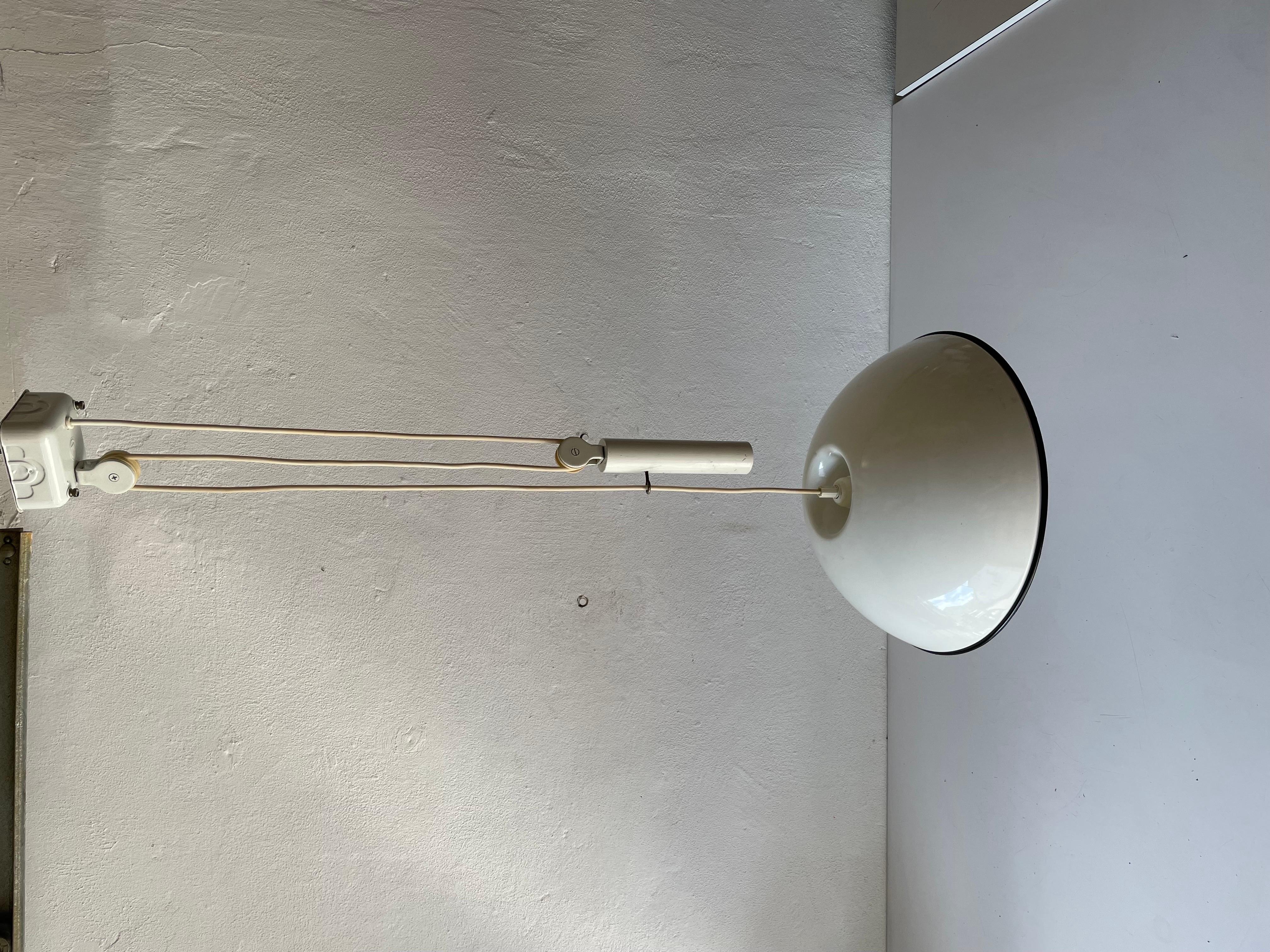 Mid-Century Modern Lampe à suspension à contrepoids en métal blanc de Flos, 1970, Italie en vente