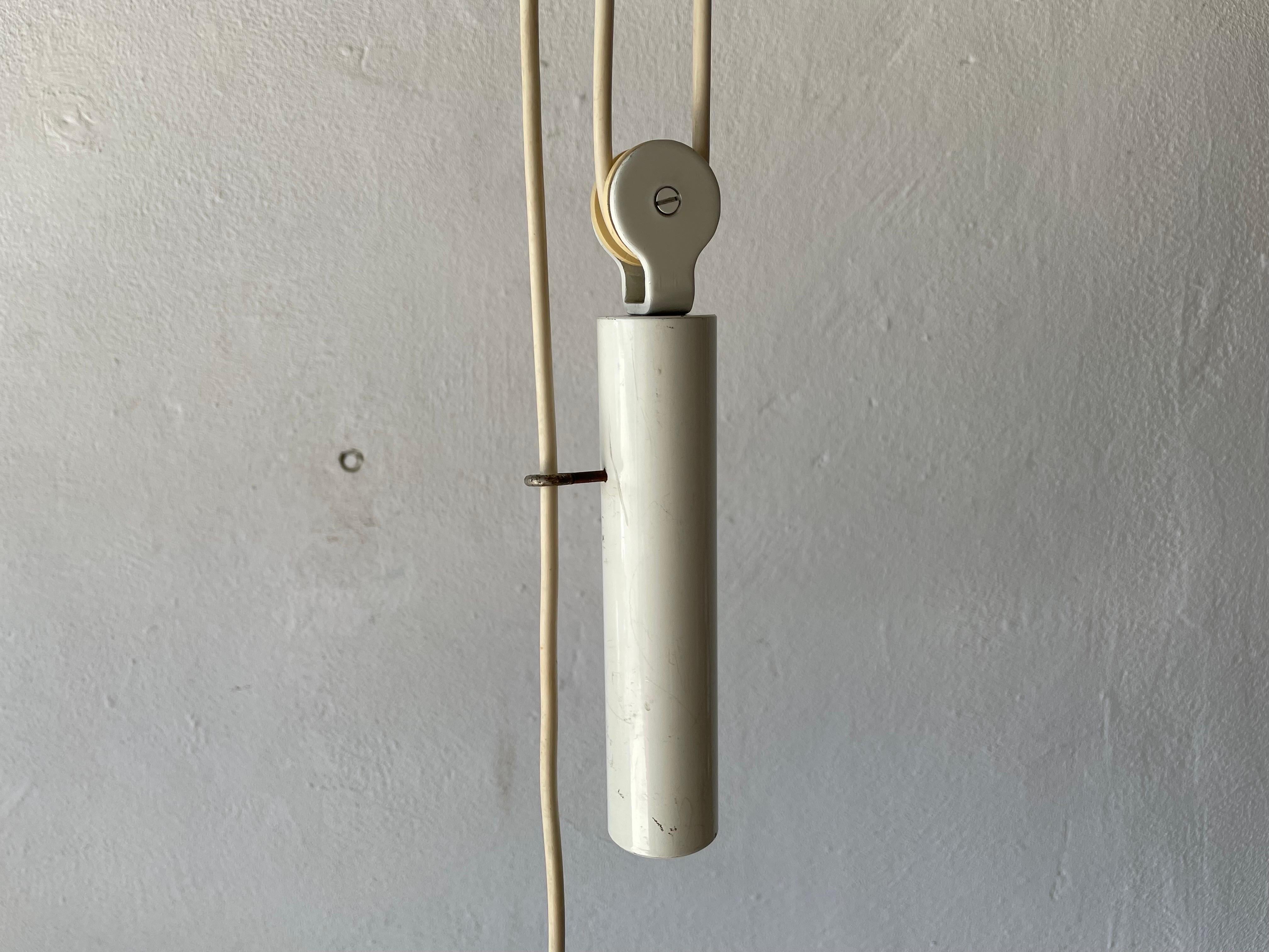 White Metal Counterweight Pendant Lamp by Flos, 1970s, Italy In Fair Condition For Sale In Hagenbach, DE