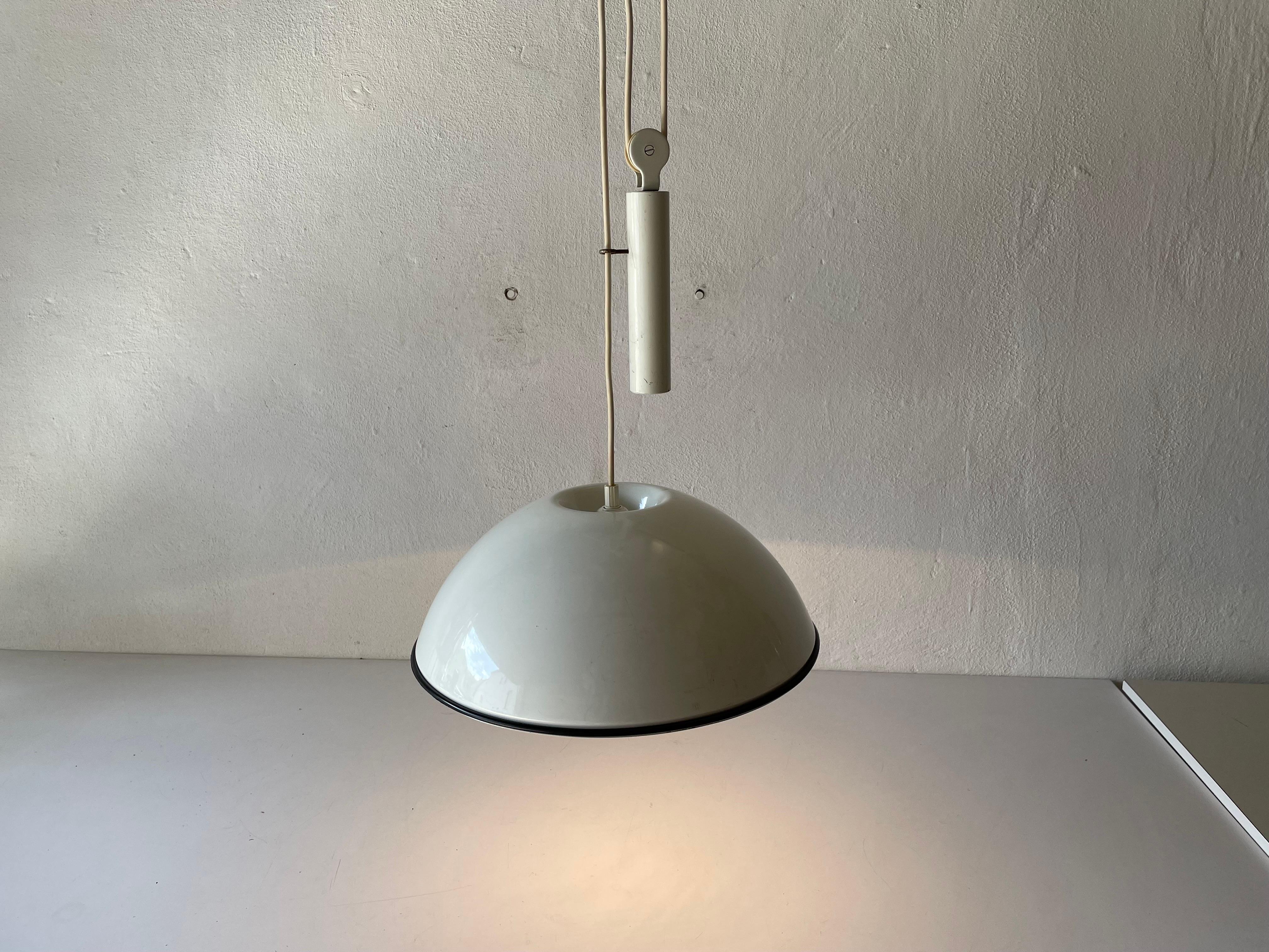 Fin du 20e siècle Lampe à suspension à contrepoids en métal blanc de Flos, 1970, Italie en vente