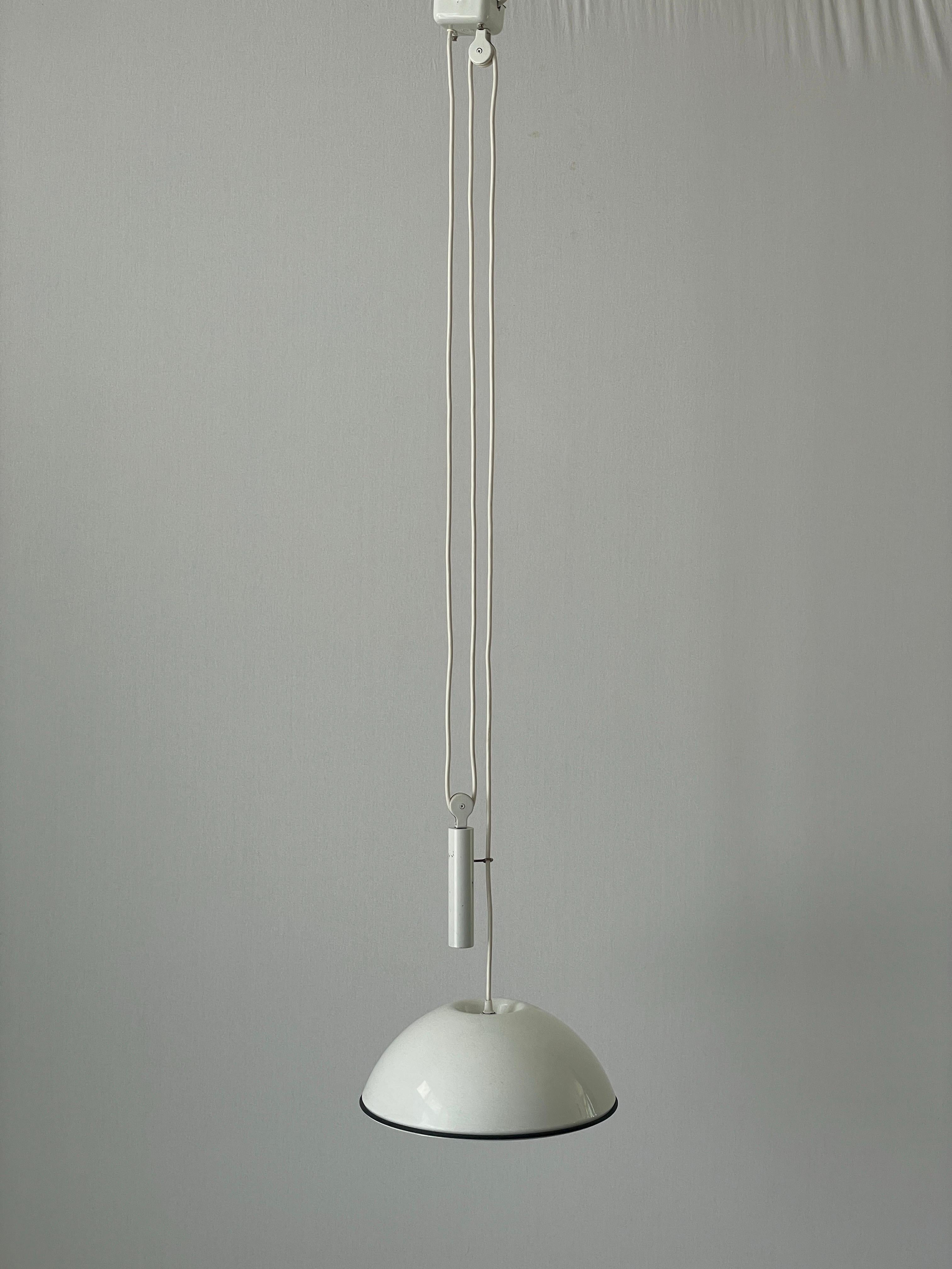 Fine XX secolo Lampada a sospensione a contrappeso in metallo bianco di Flos, anni '70, Italia in vendita