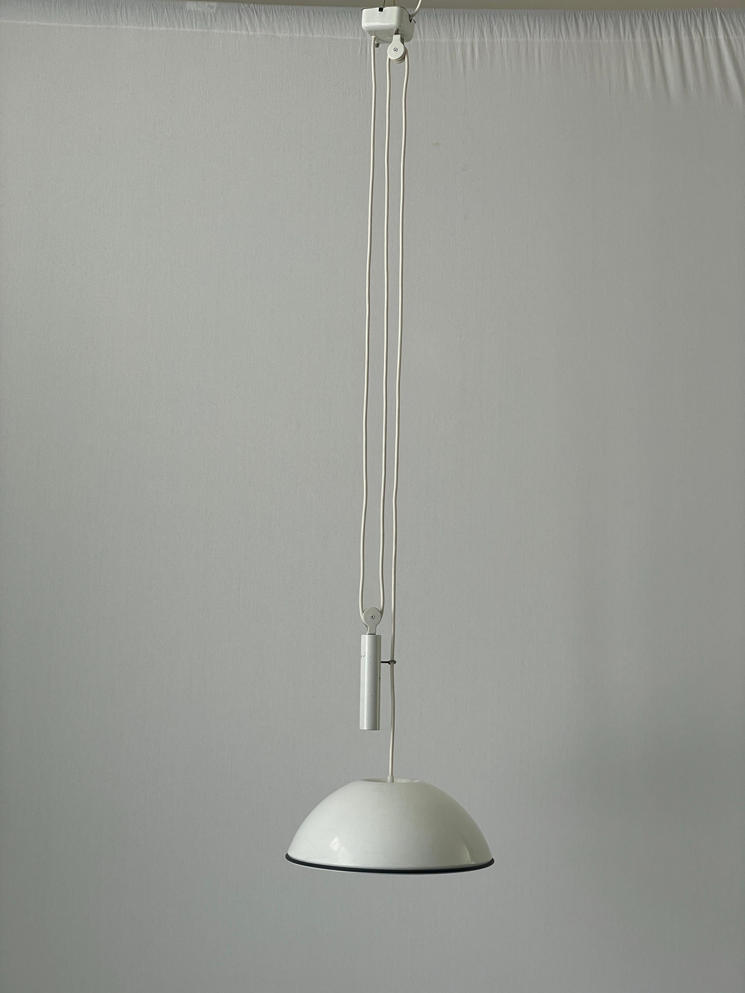 Metallo Lampada a sospensione a contrappeso in metallo bianco di Flos, anni '70, Italia in vendita