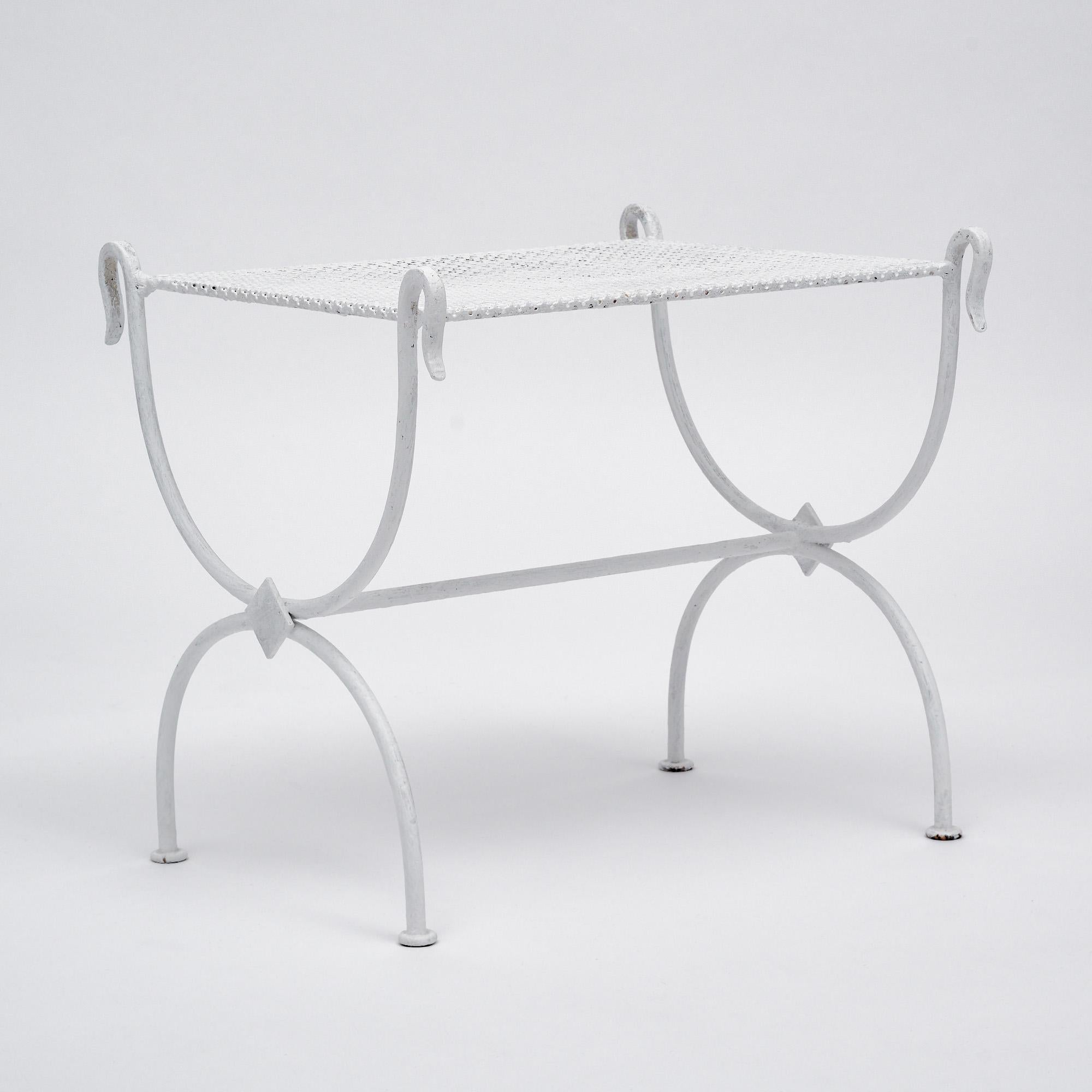 Hocker aus lackiertem Metall aus Frankreich. Dieses Stück hat eine Curule-Struktur und ein perforiertes Oberteil im Stil von Mategot. Der Hocker ist in ausgezeichnetem Vintage-Zustand.

