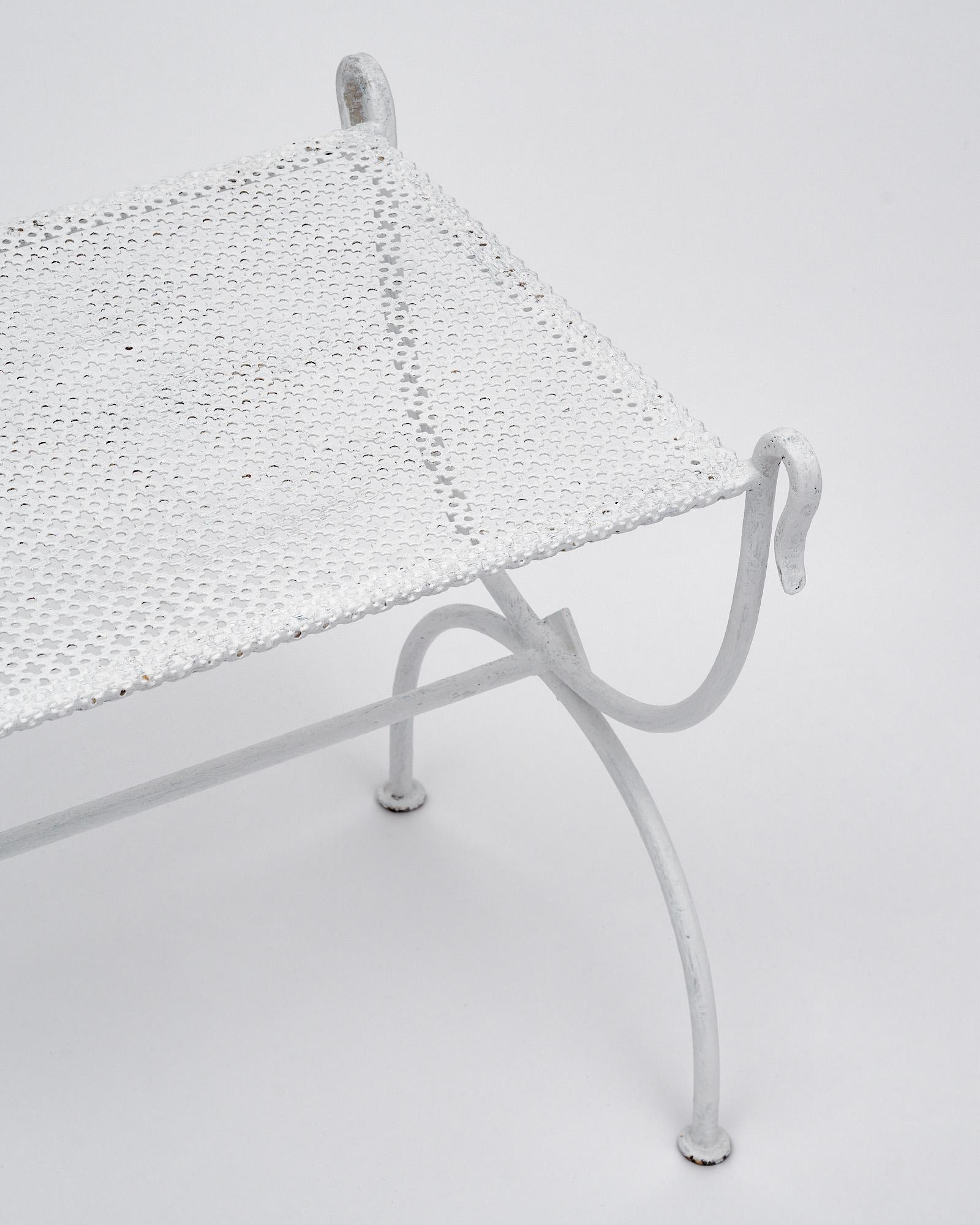 Curule-Hocker aus weißem Metall in der Art von Mategot (Moderne der Mitte des Jahrhunderts) im Angebot