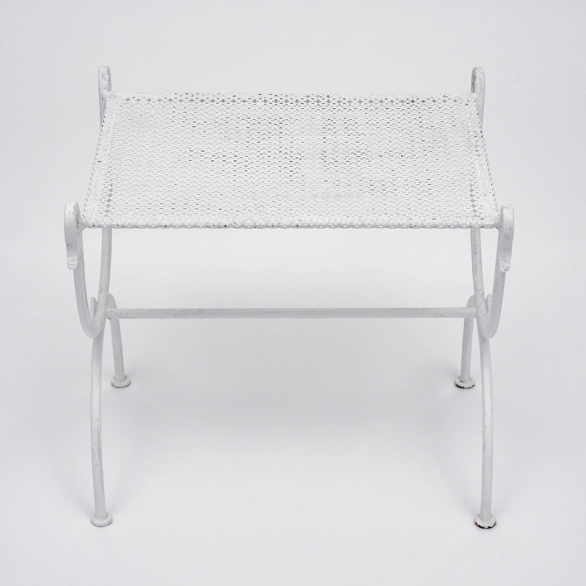 Curule-Hocker aus weißem Metall in der Art von Mategot (Französisch) im Angebot