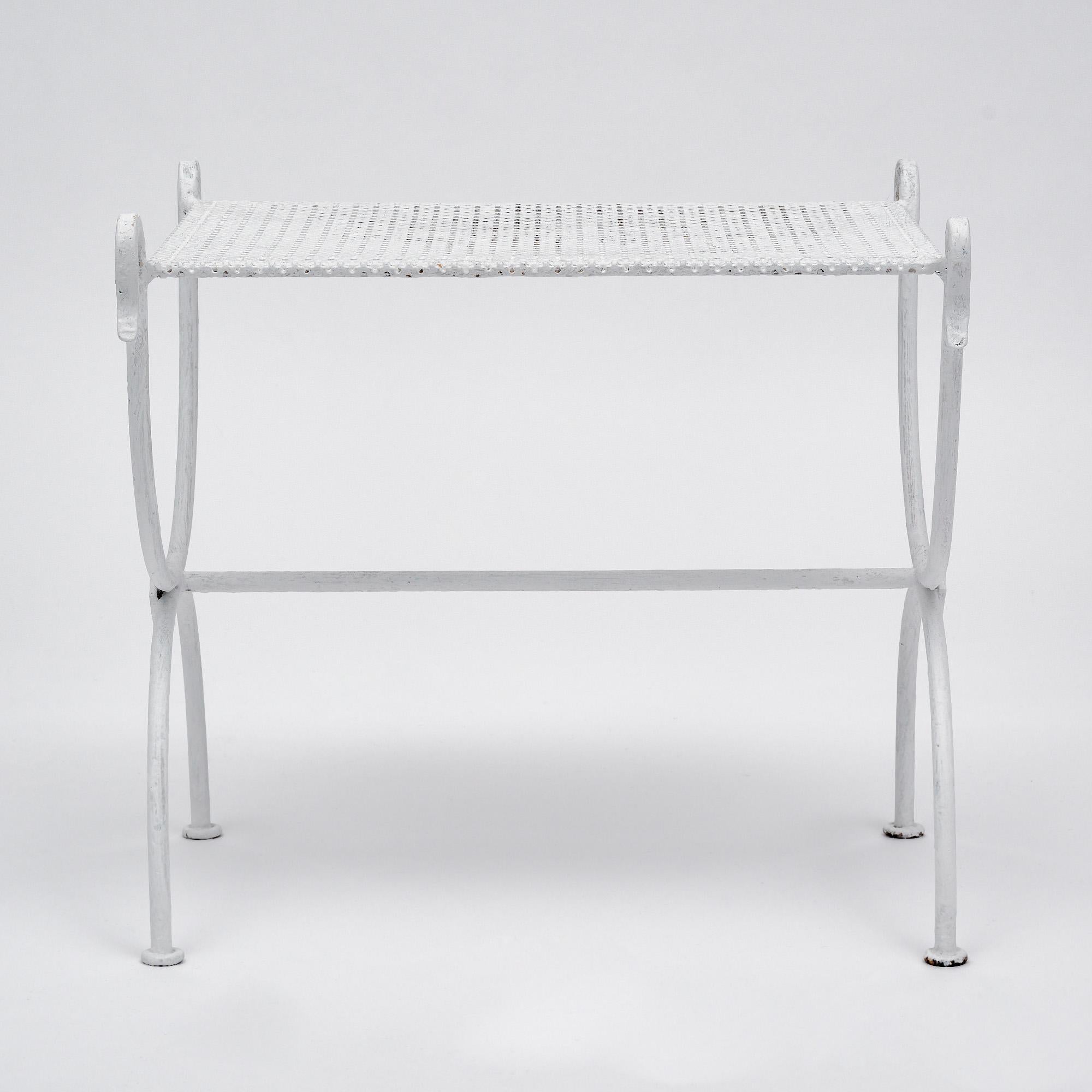 Curule-Hocker aus weißem Metall in der Art von Mategot im Zustand „Gut“ im Angebot in Austin, TX