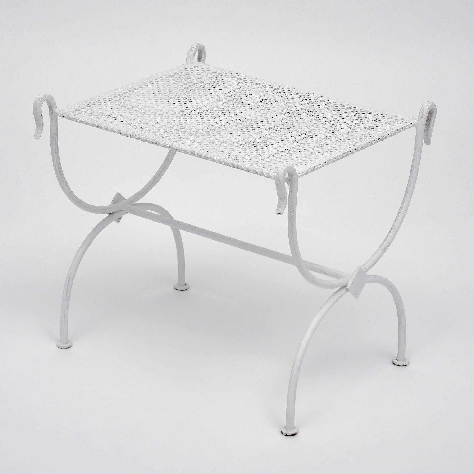 Curule-Hocker aus weißem Metall in der Art von Mategot (Ende des 20. Jahrhunderts) im Angebot