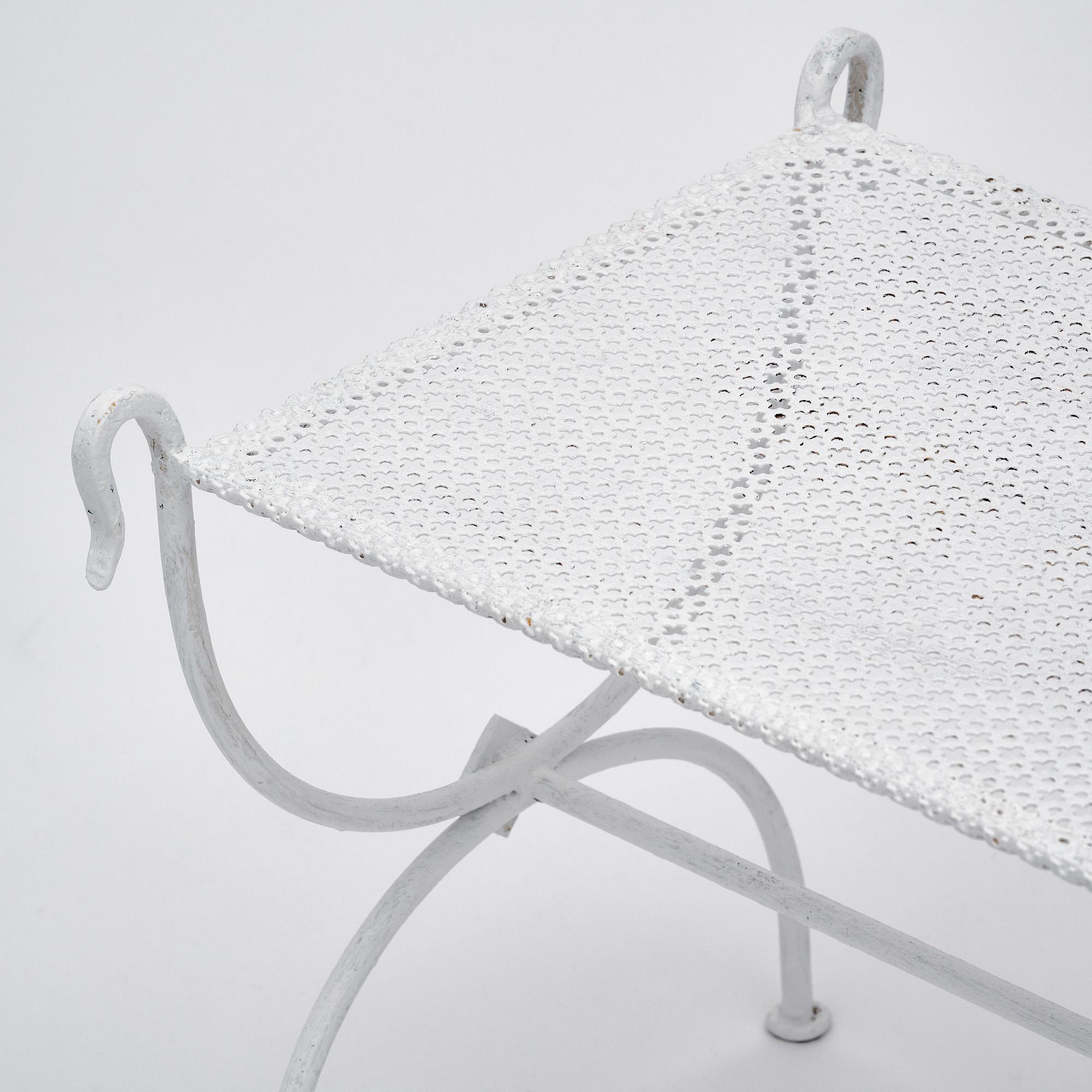 Curule-Hocker aus weißem Metall in der Art von Mategot im Angebot 1