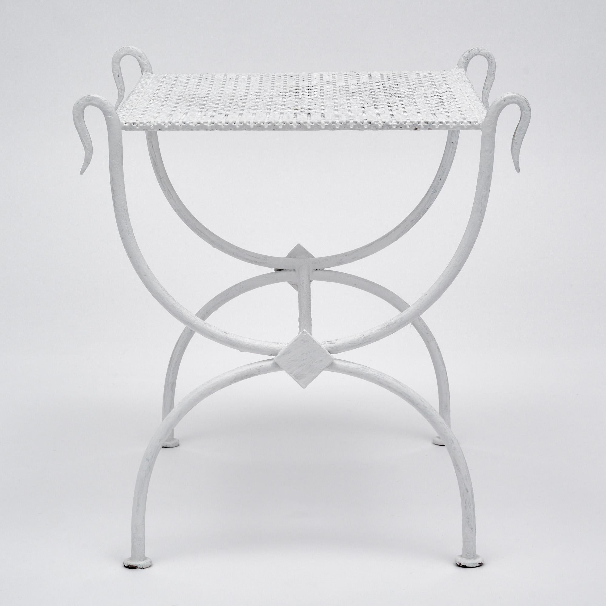 Curule-Hocker aus weißem Metall in der Art von Mategot im Angebot 2