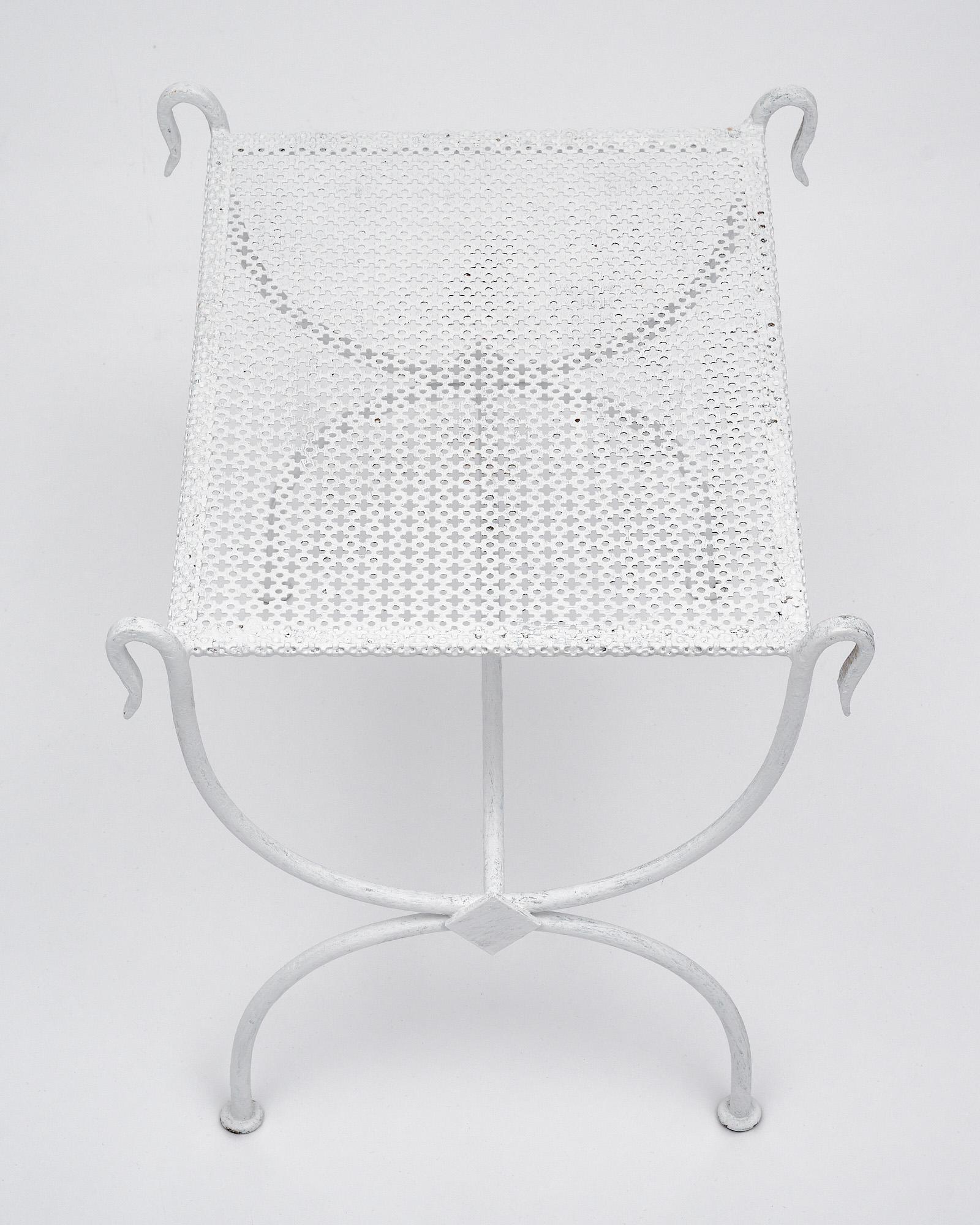 Curule-Hocker aus weißem Metall in der Art von Mategot im Angebot 3