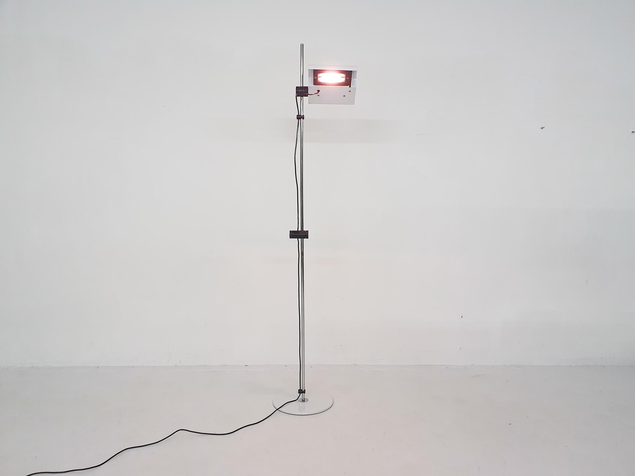 Black and white metal floor lamp. The lamp has a built in dimmer in the button in the middle.
Lamp shade can be adjusted in height and can rotate
Works with a Halogene lamp. with EU plug

Attributed to Joe Colombo.

 
