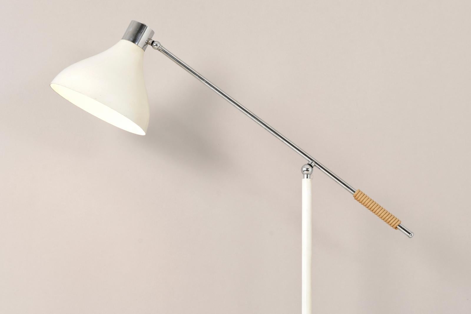 White Metal Floor Lamp by Stilux, Italy - 1960s  In Good Condition For Sale In Berlin, DE