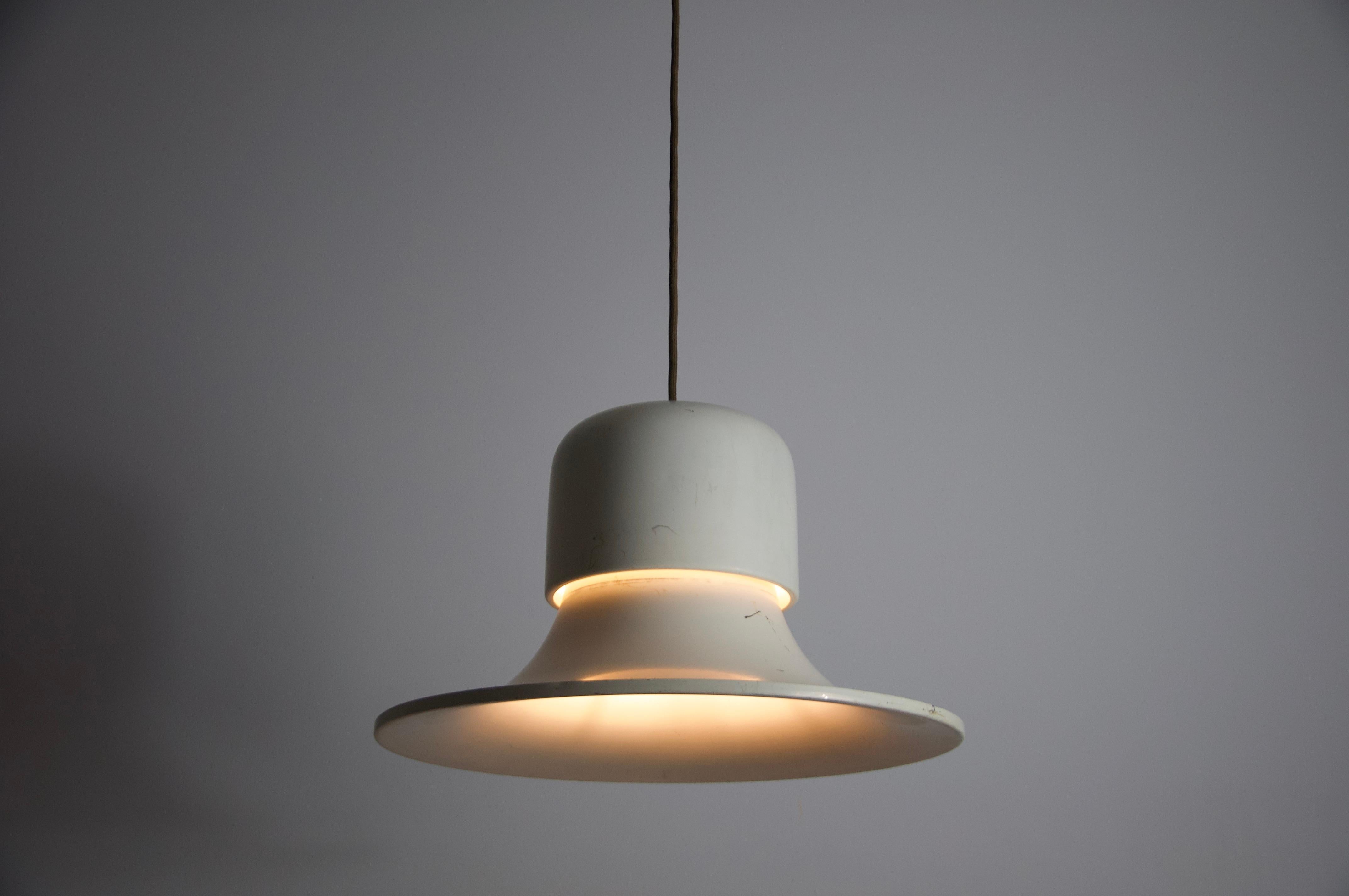 Rara e iconica lampada a sospensione bianca disegnata da Joe Colombo per Stilnovo, Italia, circa anni '50. Questo apparecchio scultoreo presenta un'impressionante silhouette a cappello di strega, che esemplifica l'approccio lungimirante di Colombo