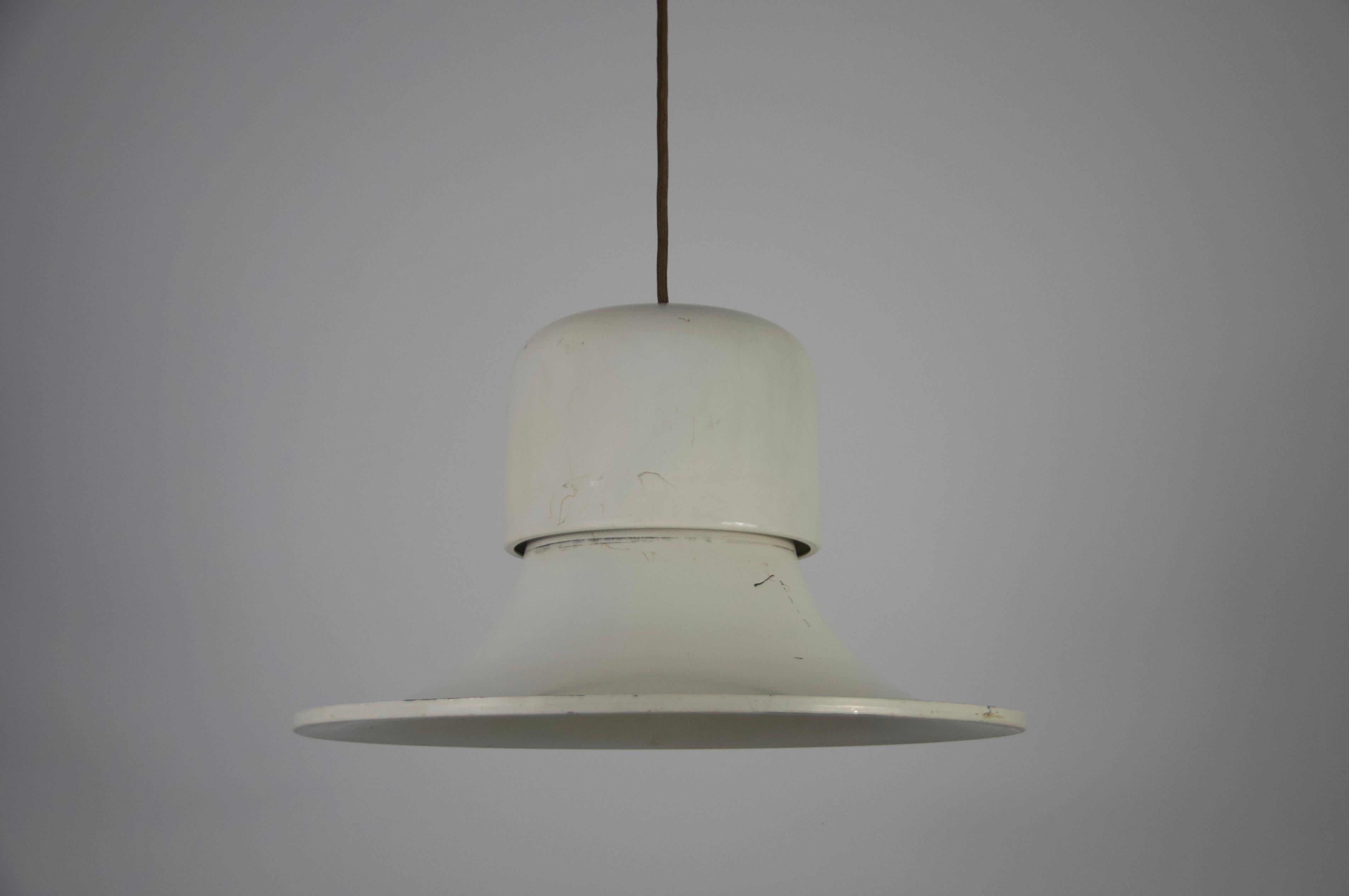 Italiano Lampada a sospensione in metallo bianco di Joe Colombo Stilnovo, Italia, anni '50 in vendita