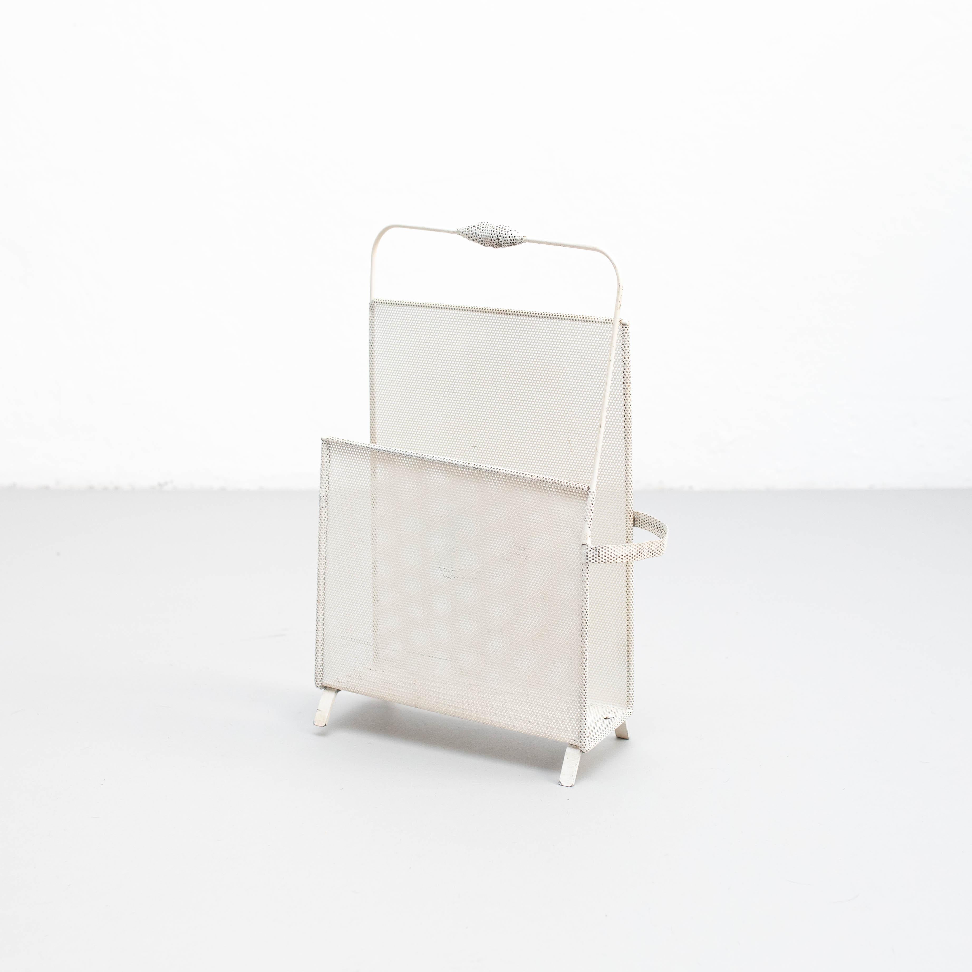 Mid-Century moderno Portariviste in metallo bianco di Mathieu Matégot, circa 1950 in vendita