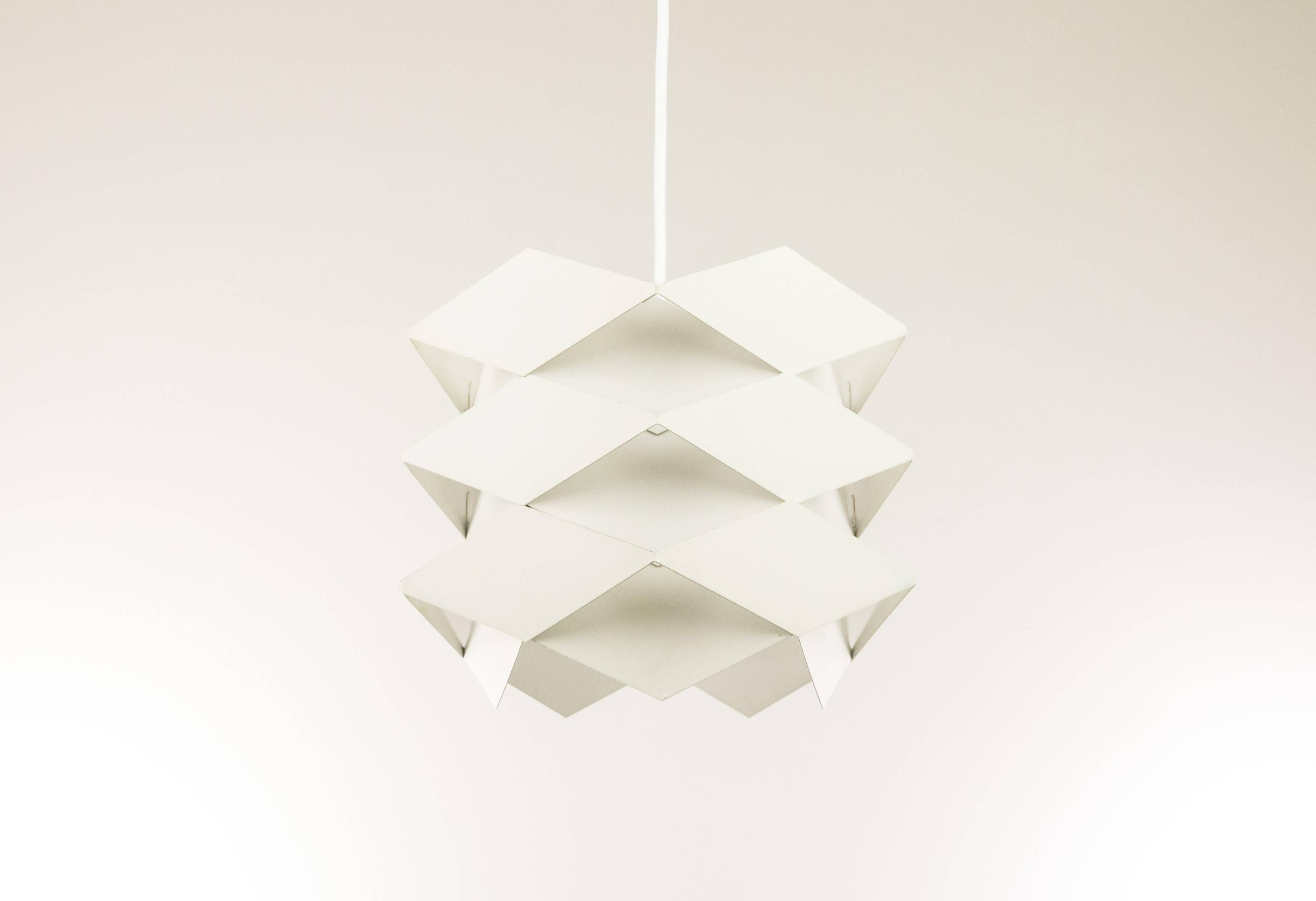 White pendant designed by Preben Dahl in the 1960s and produced by Hans Følsgaard Belysning. The diamond-shaped steel elements are reminiscent of the Symfoni lighting series that Dahl designed before this model. The design with the vertical slats is