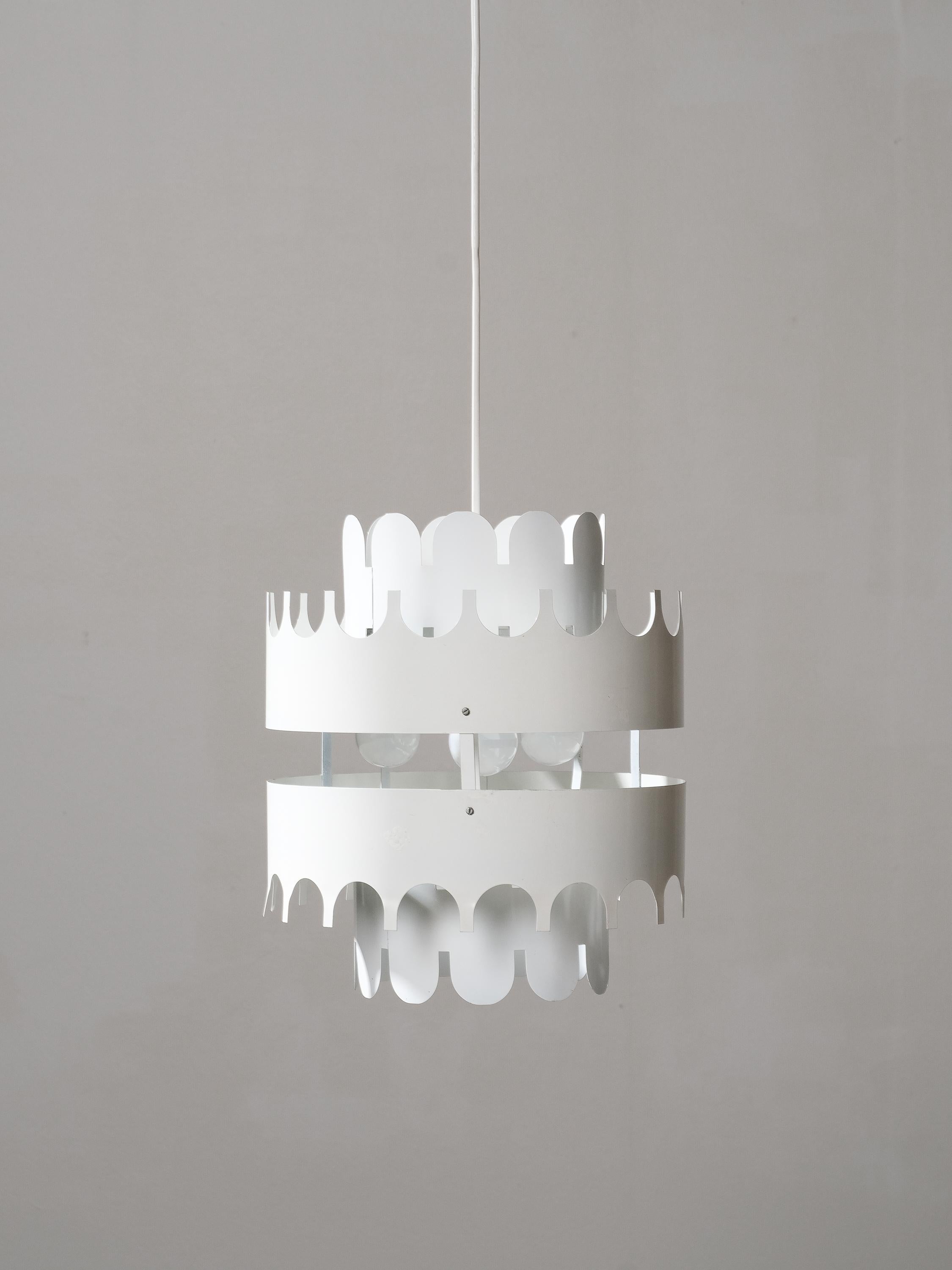 Lampada a sospensione in stile pop art anni '70, metallo verniciato bianco. Design finlandese, prodotto in Finlandia da Arisuo Oy. 

Aspetto complessivamente pulito con lievi segni. Corde di alimentazione originali, funzionalità testata.

3