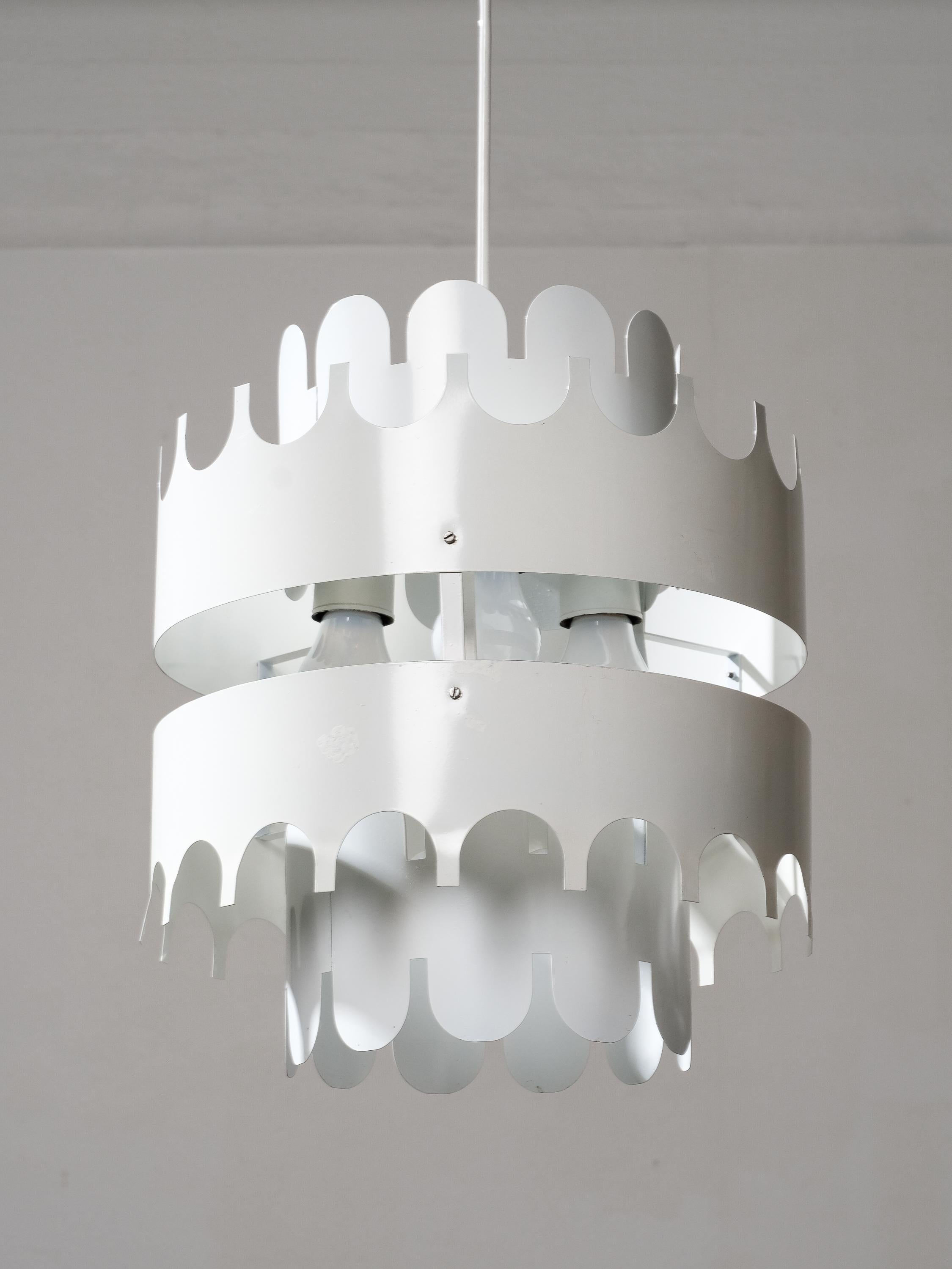 Scandinavo moderno Lampada a sospensione in metallo bianco di Aris, Finlandia, anni '70 in vendita