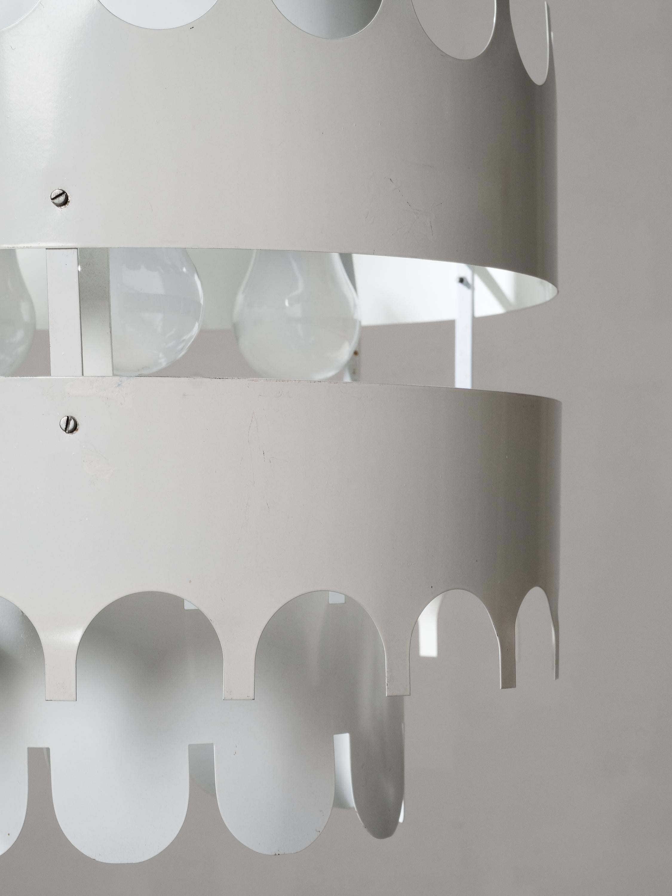 Lampada a sospensione in metallo bianco di Aris, Finlandia, anni '70 In condizioni buone in vendita a Karis, Nyland