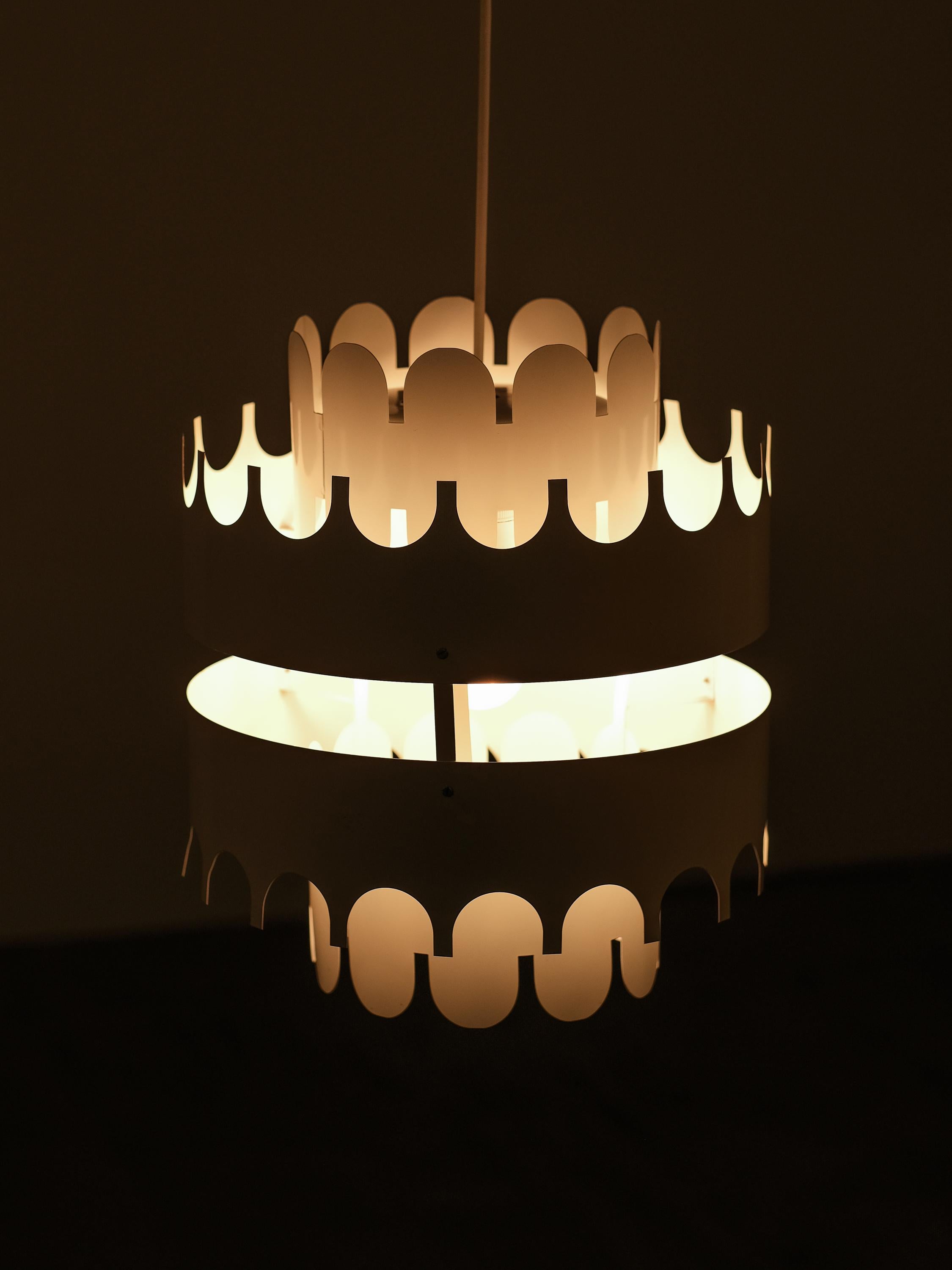 Lampada a sospensione in metallo bianco di Aris, Finlandia, anni '70 in vendita 1