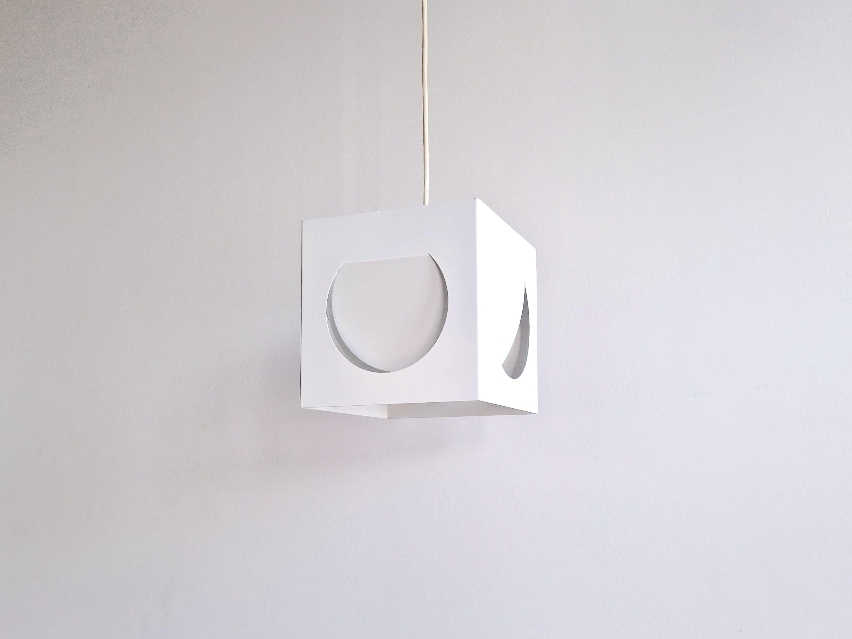 This geometric shaped pendant lamp, model 61-193, was designed by Shogo Suzuki for Orno in the early 1960's. It was designed after an exchange project beween Finnish and Japanese designers. Shogo Suzuki came to work with Lisa Johansson Pape at Orno.