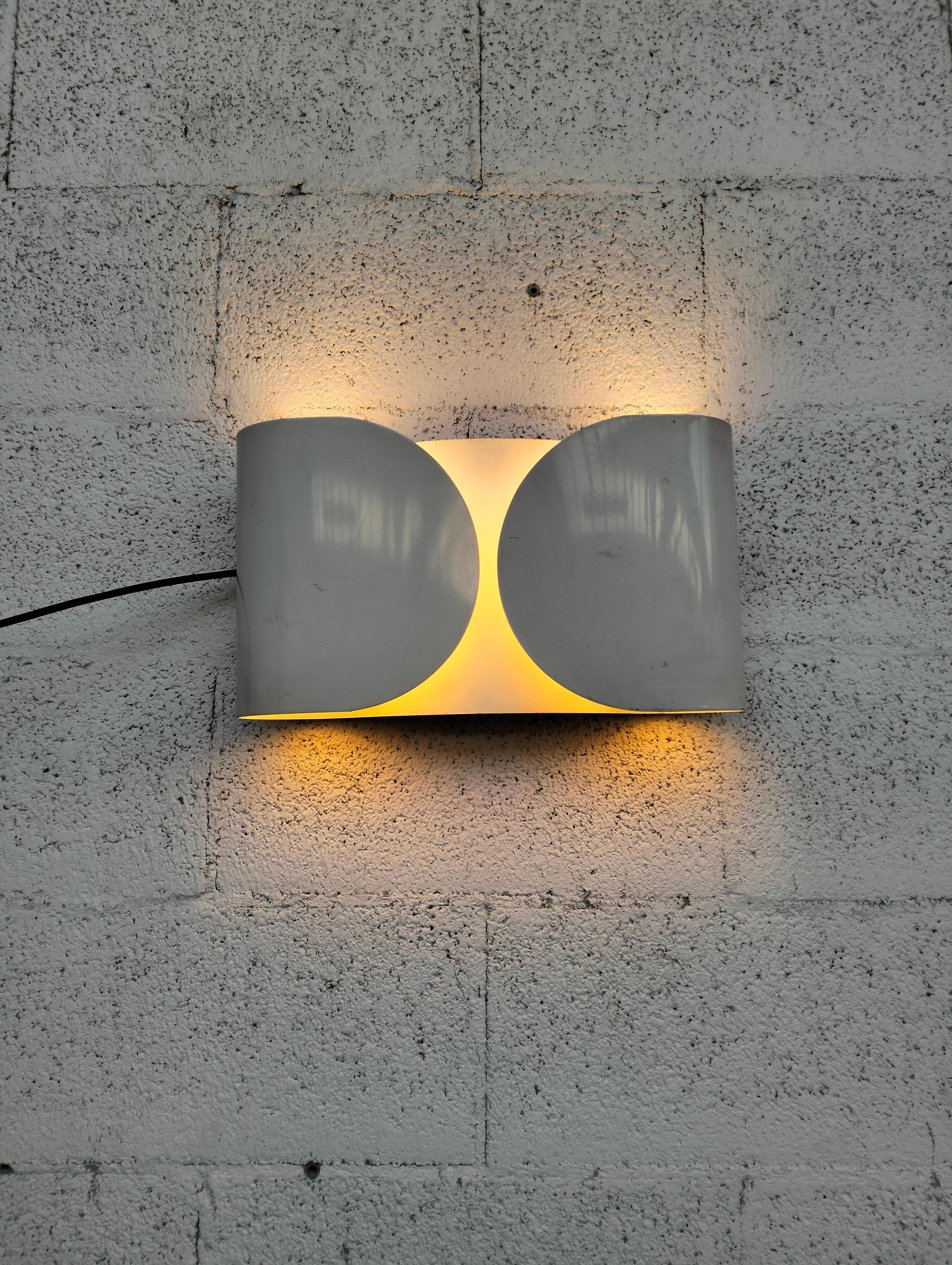 FLOS - Foglio, a historic piece from the Flos catalog designed by Tobia Scarpa, is a wall lamp with direct/indirect and partially diffused light with a steel structure.
Born in Venice in 1935, Tobia Scarpa is the son of the famous architect Carlo
