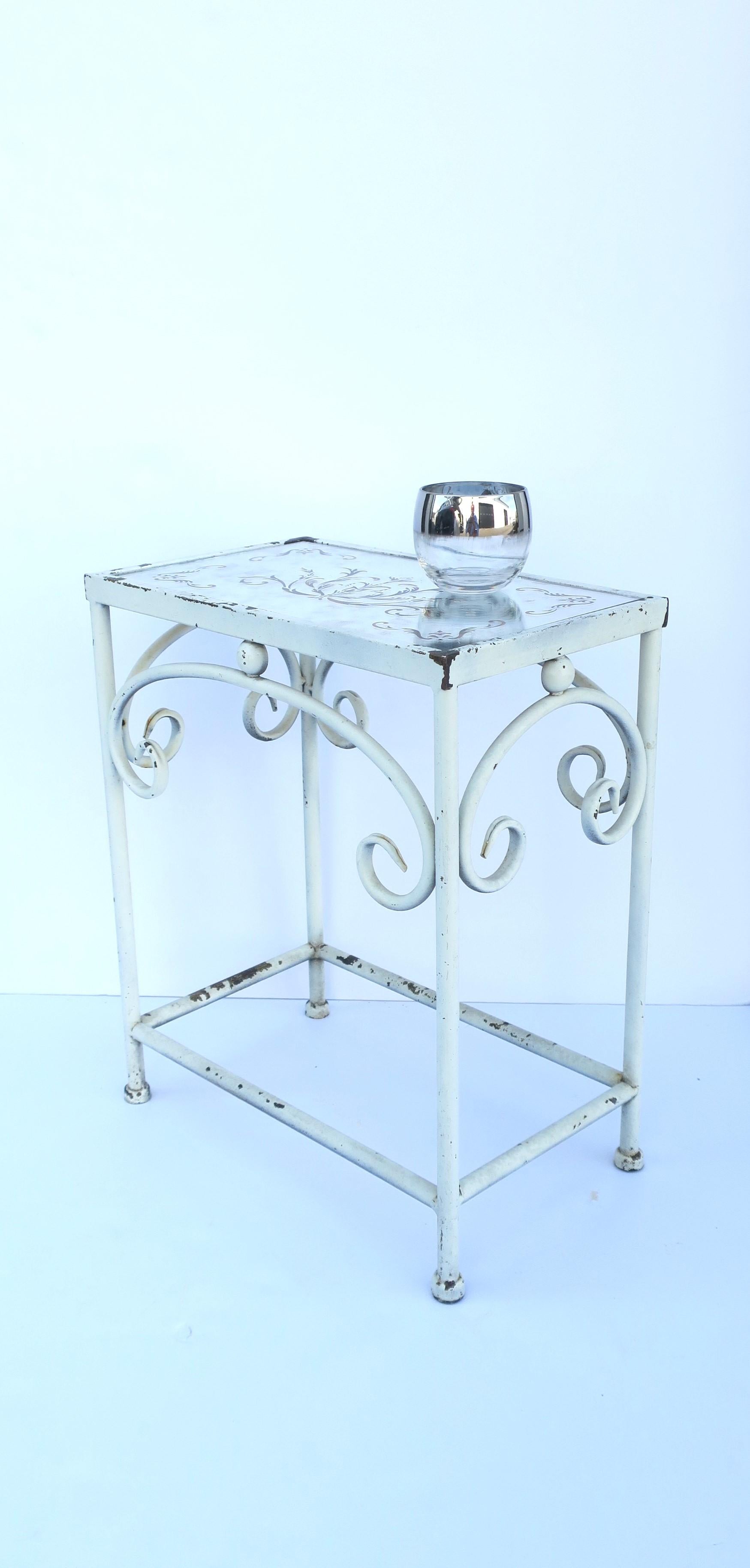 Mesa auxiliar para bebidas de metal blanco con tapa de cristal espejado, pequeña Metal