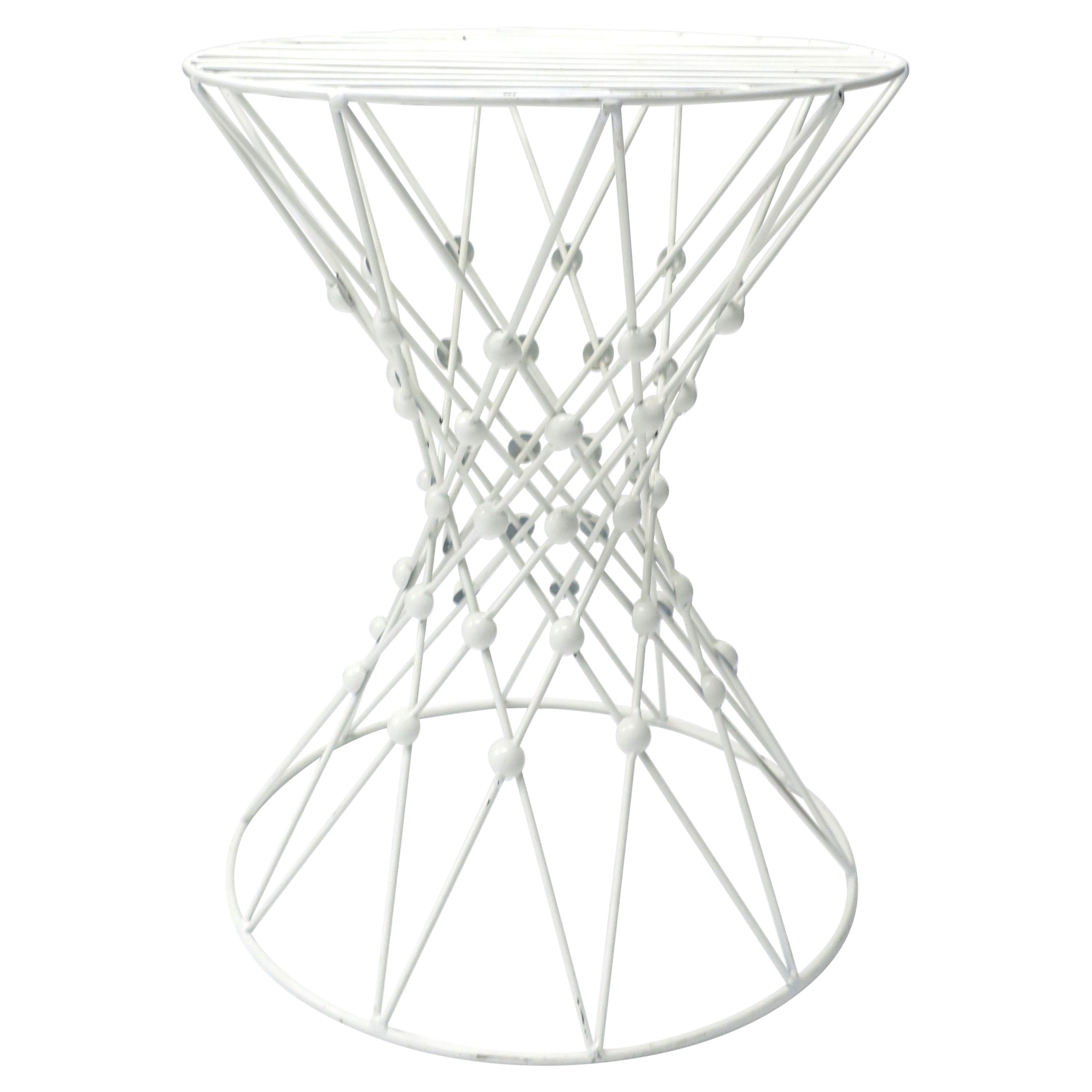 Table d'appoint en métal blanc en forme de sablier