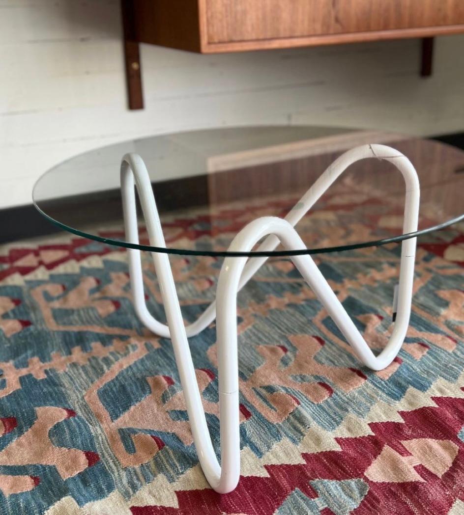 White Metal Tubular Squiggle Coffee Table Glass Top In Good Condition For Sale In Draper, UT