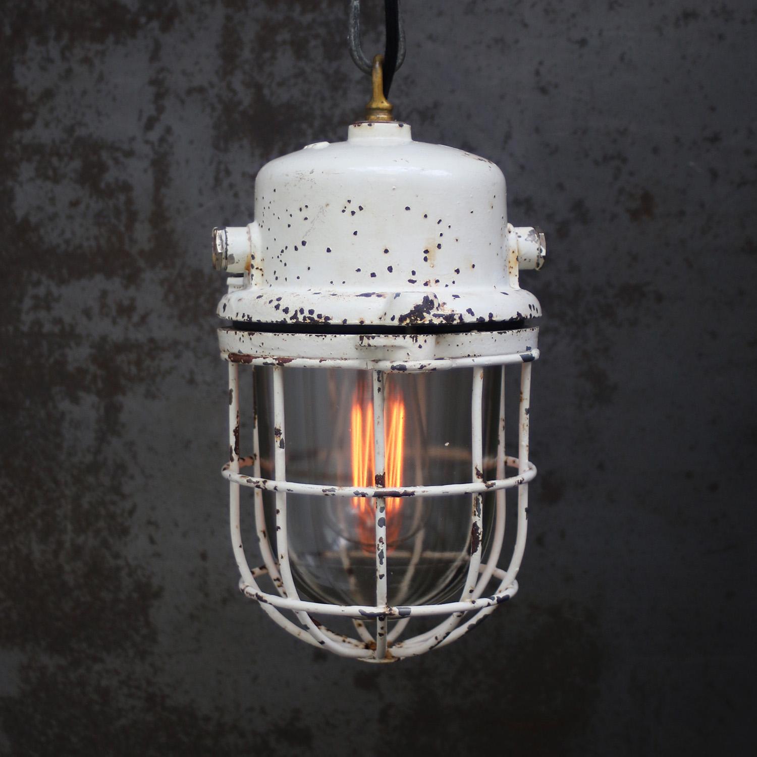 Lampada a sospensione industriale europea vintage.
In ghisa con vetro trasparente.

Peso 5,10 kg / 11,2 lb

Prezzo per singolo articolo. Tutte le lampade sono state rese idonee dagli standard internazionali per le lampadine a incandescenza, a