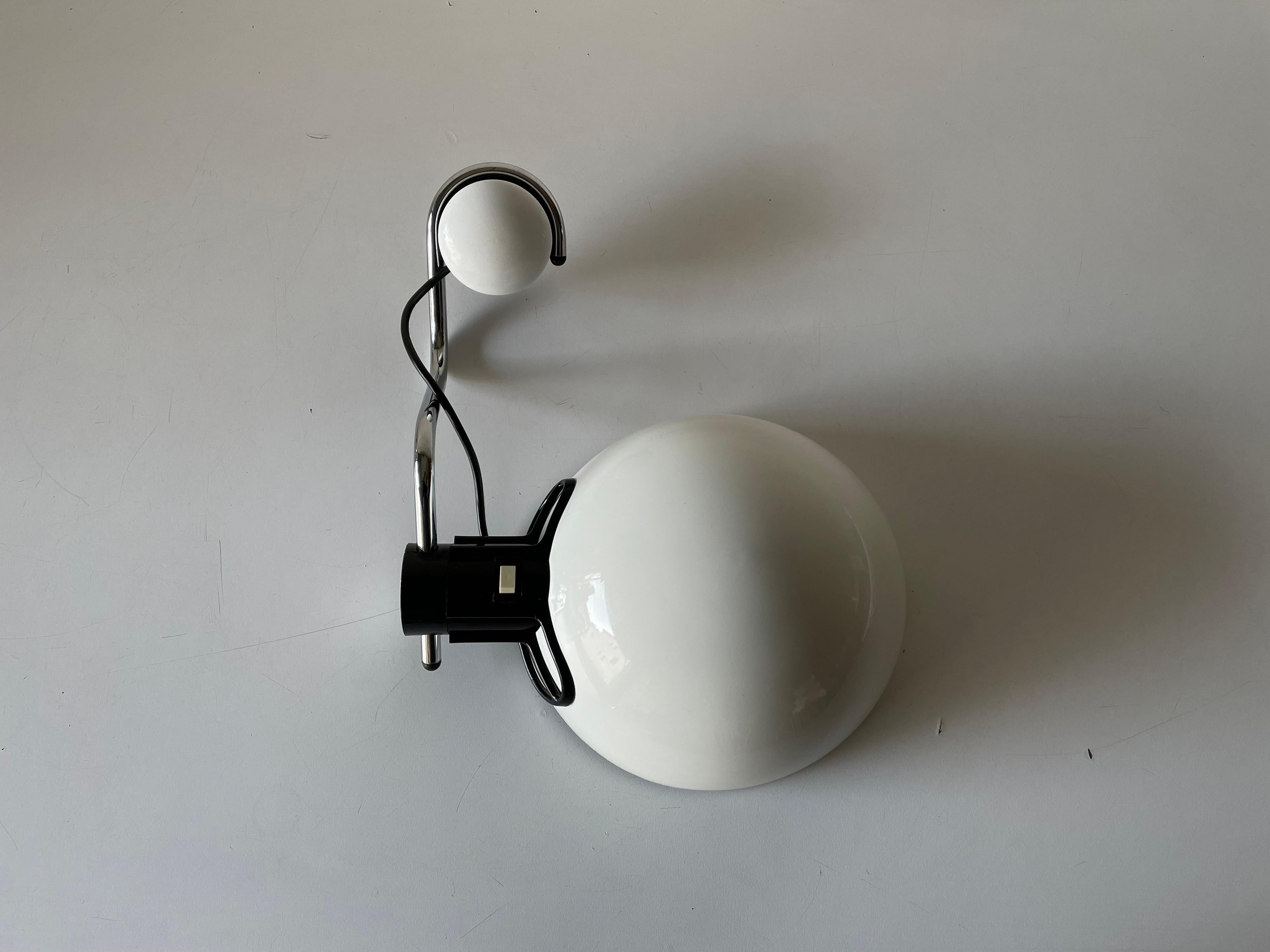 White metal wall lamp by iGuzzini for Harveiluce, 1970s, Italy

Very elegant and minimalist wall lights
Adjustable head

Lamps are in very good condition.
Switch on/off button on the lampshade top.


These lamps works with E27 standard