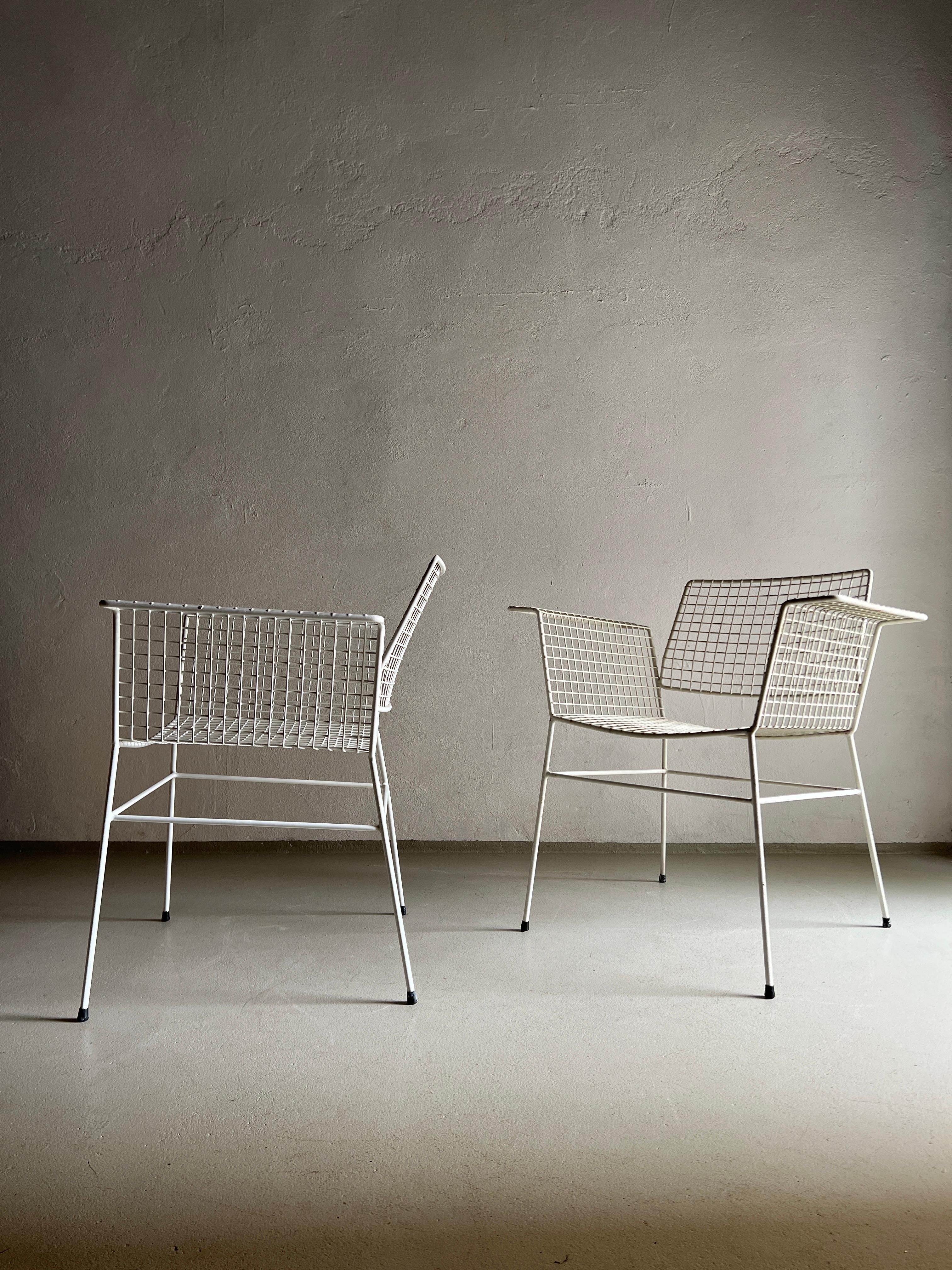 1 des 4 chaises en fil de fer blanc de Whiting. Les chaises peuvent être utilisées à l'extérieur et à l'intérieur. 4 chaises sont disponibles.

Informations complémentaires :
Pays de fabrication : Allemagne
Période : 1960s
Dimensions : 74,5 L x 55 P