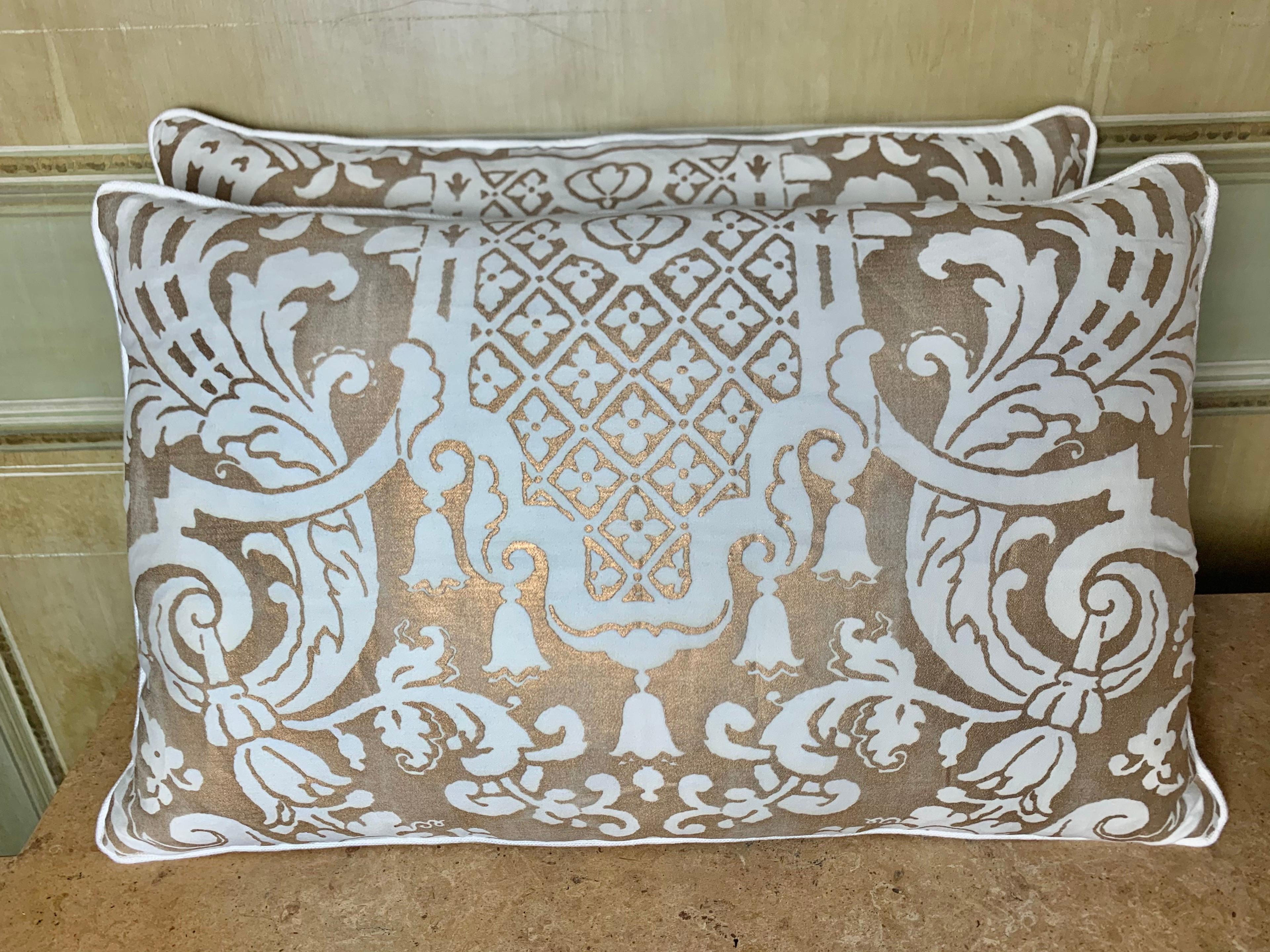 White and Metallic Gold Carnevalet Patterned Fortuny Pillows, Pair In Excellent Condition In Los Angeles, CA