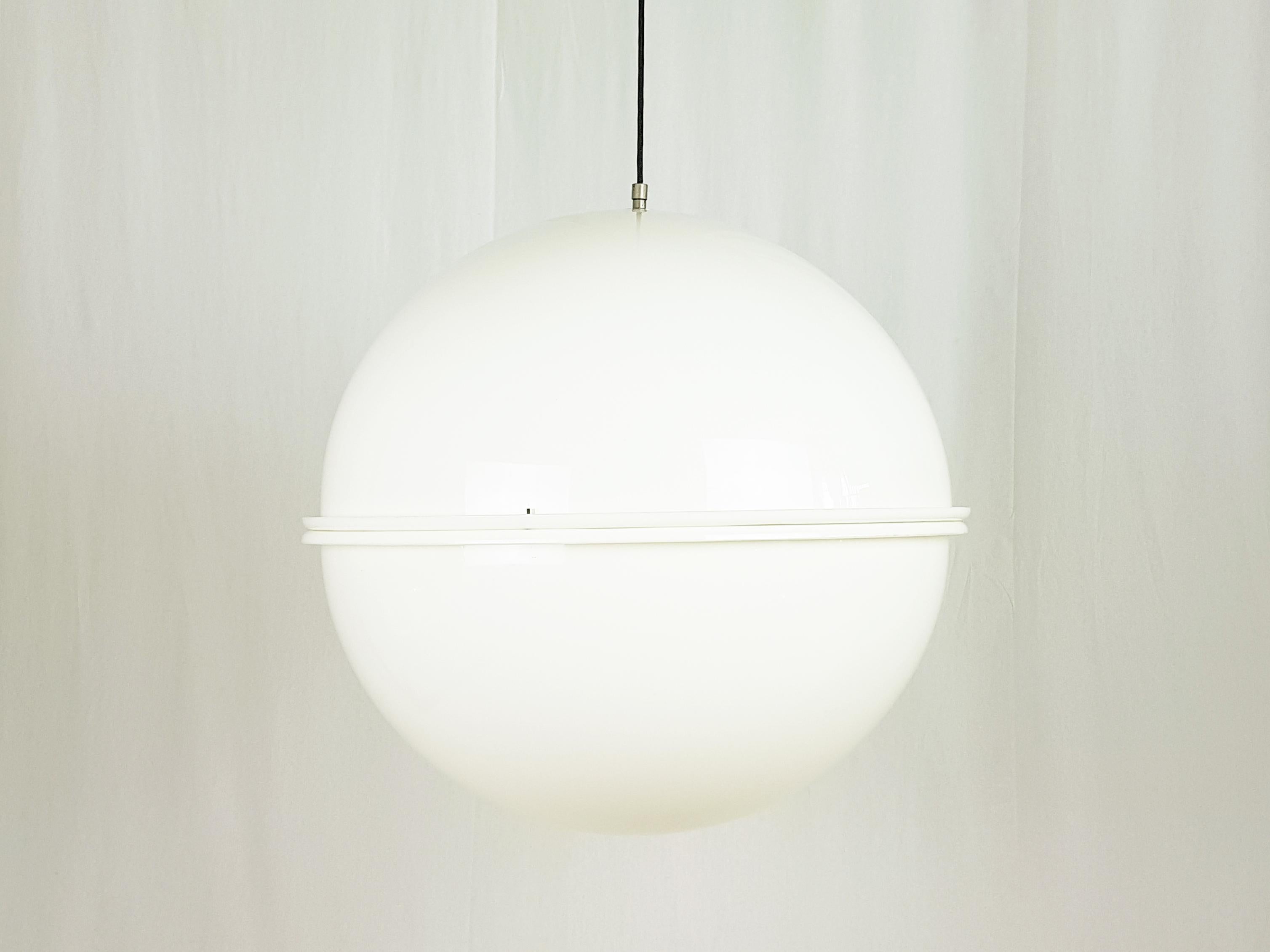 White Methacrylate & Nickeled Brass 60/5 1960s Pendant by V. Cugini for Kartell In Good Condition In Varese, Lombardia
