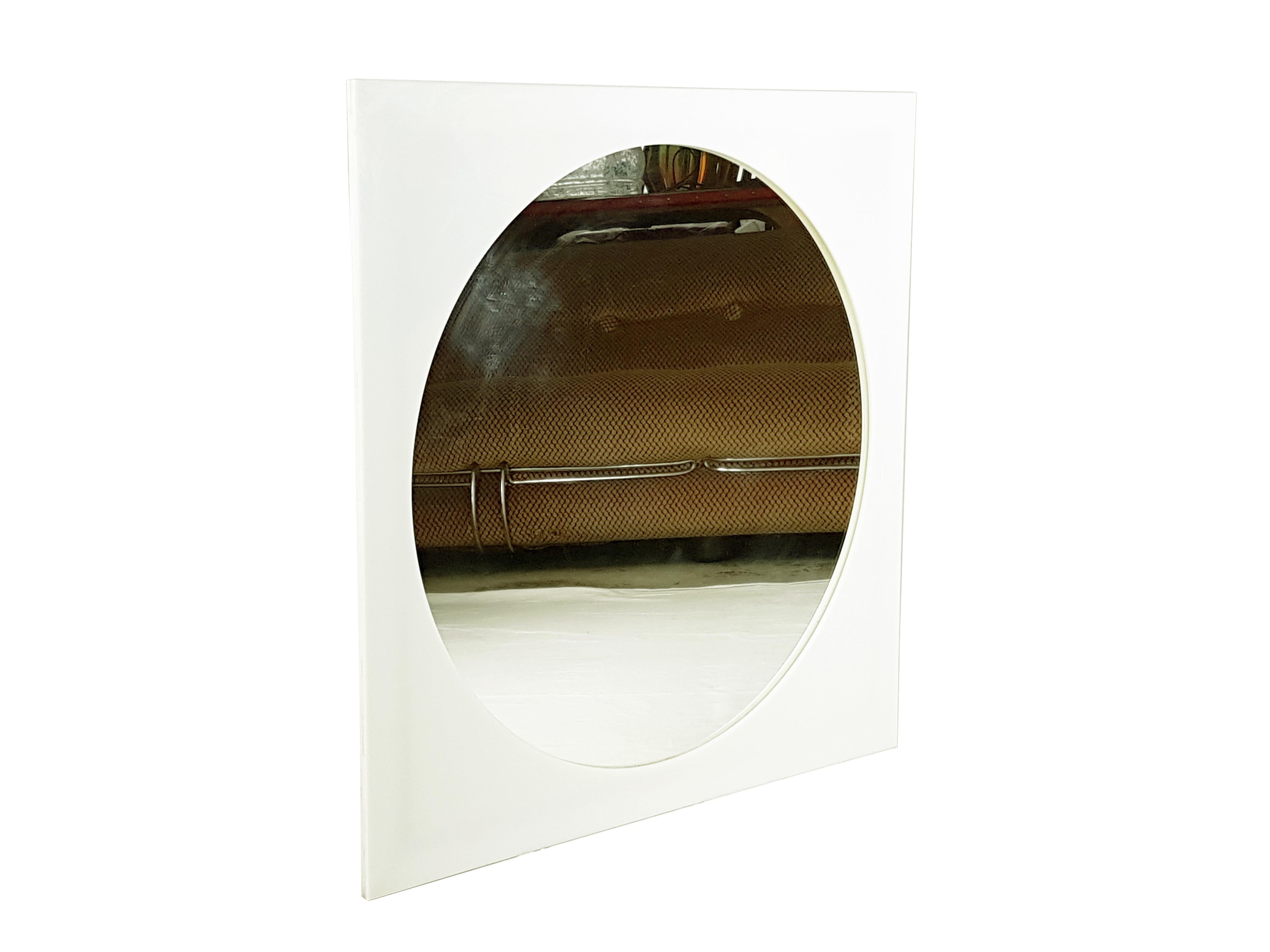 White methacrylate square wall mirror design by Gino Colombini and produced by Kartell in the 1970s.
Good condition: a very small chip on one corner. a few darker lines along one side.