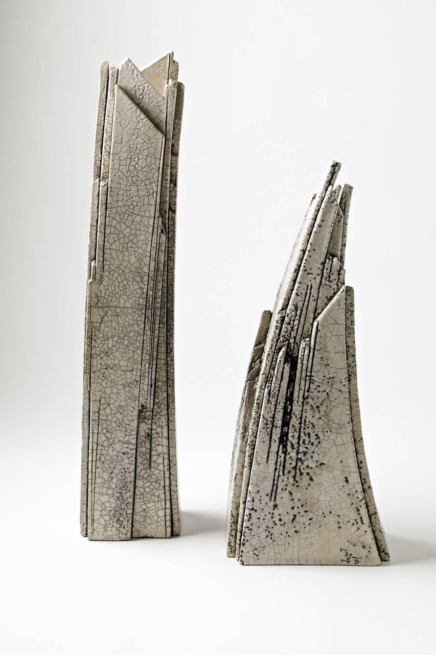 Abstrakte weiße Keramikvase aus der Mitte des Jahrhunderts von Veronique Grandjacques, um 1980 im Zustand „Hervorragend“ im Angebot in Neuilly-en- sancerre, FR