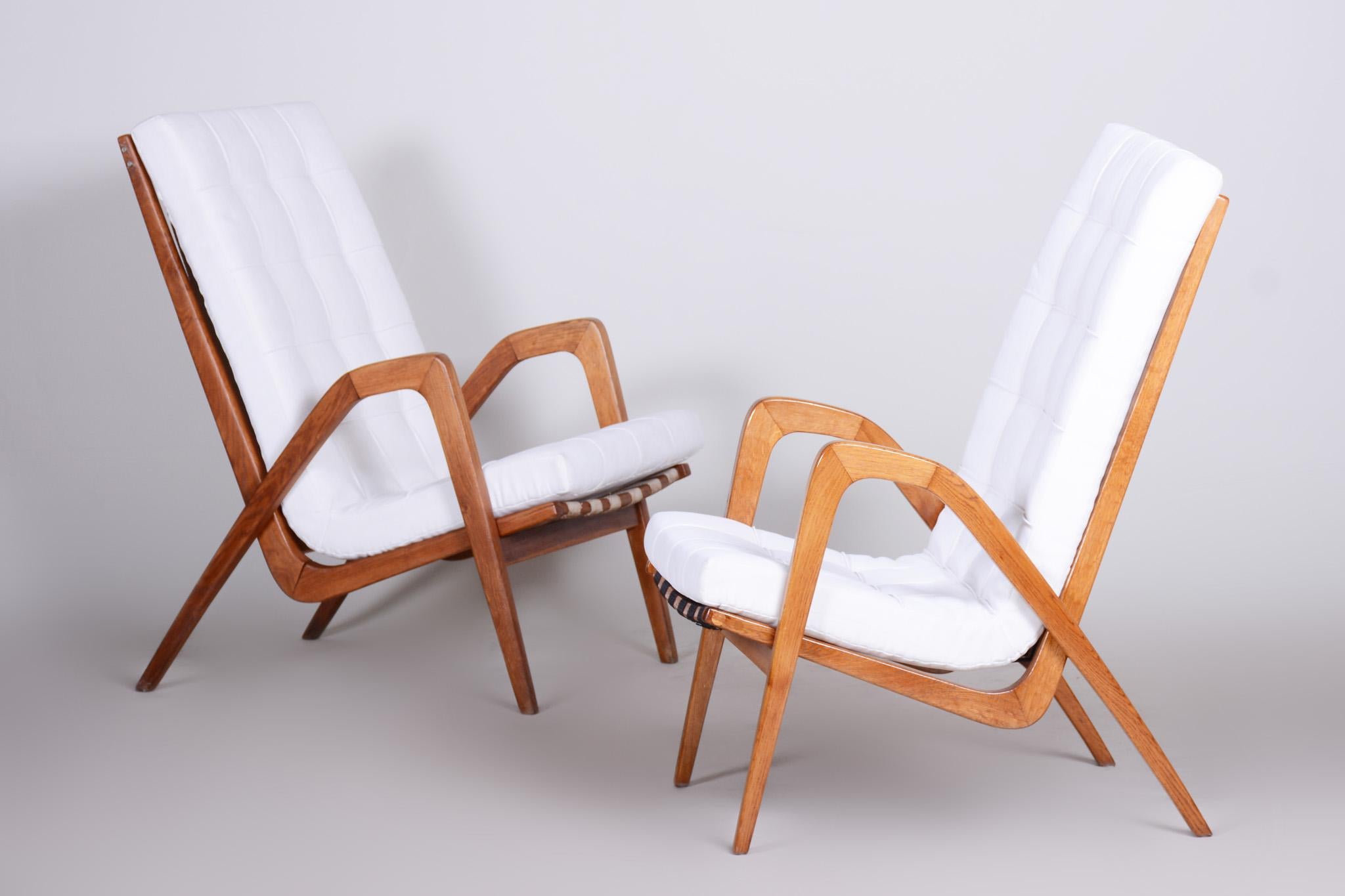 Armchair, midcentury Czechoslovakia
Architect: Jan Vanek
Period: 1950-1959.
Material: Oak
New upholstery.