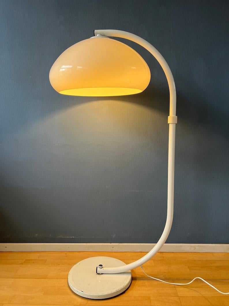 White space age 'snake' floor lamp by Dijkstra with flexible 'snake' arm and white mushroom shade. The swing mechanism of the base allows you to position the lamp in any way desirable, allowing you to create a beautiful snake-shape. The lamp