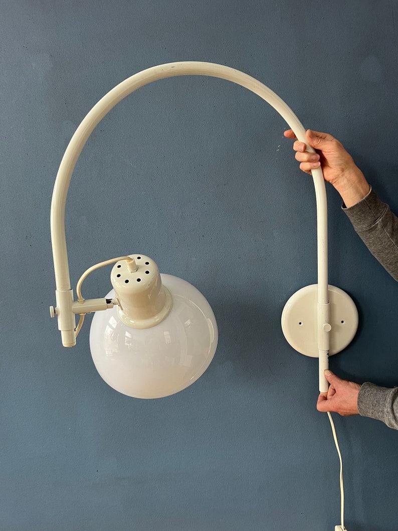Lámpara de Pared Arco Blanco Herda Space Age, Mediados del Siglo 1970 en Excelente estado para la venta en ROTTERDAM, ZH