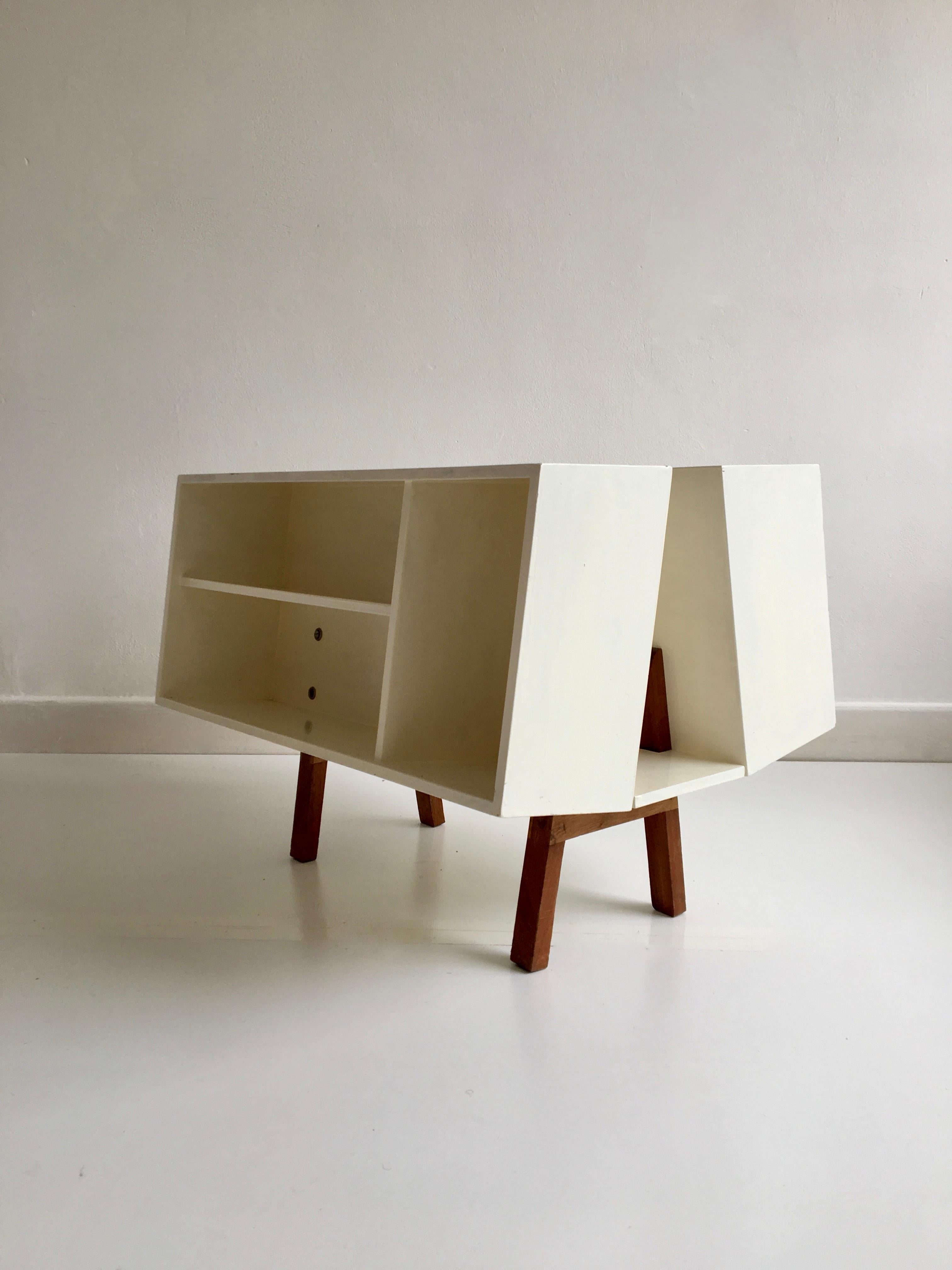 Mid-Century Modern White Midcentury 'Isokon' Bookcase / Coffee Table by Ernest Race, England, 1962 For Sale