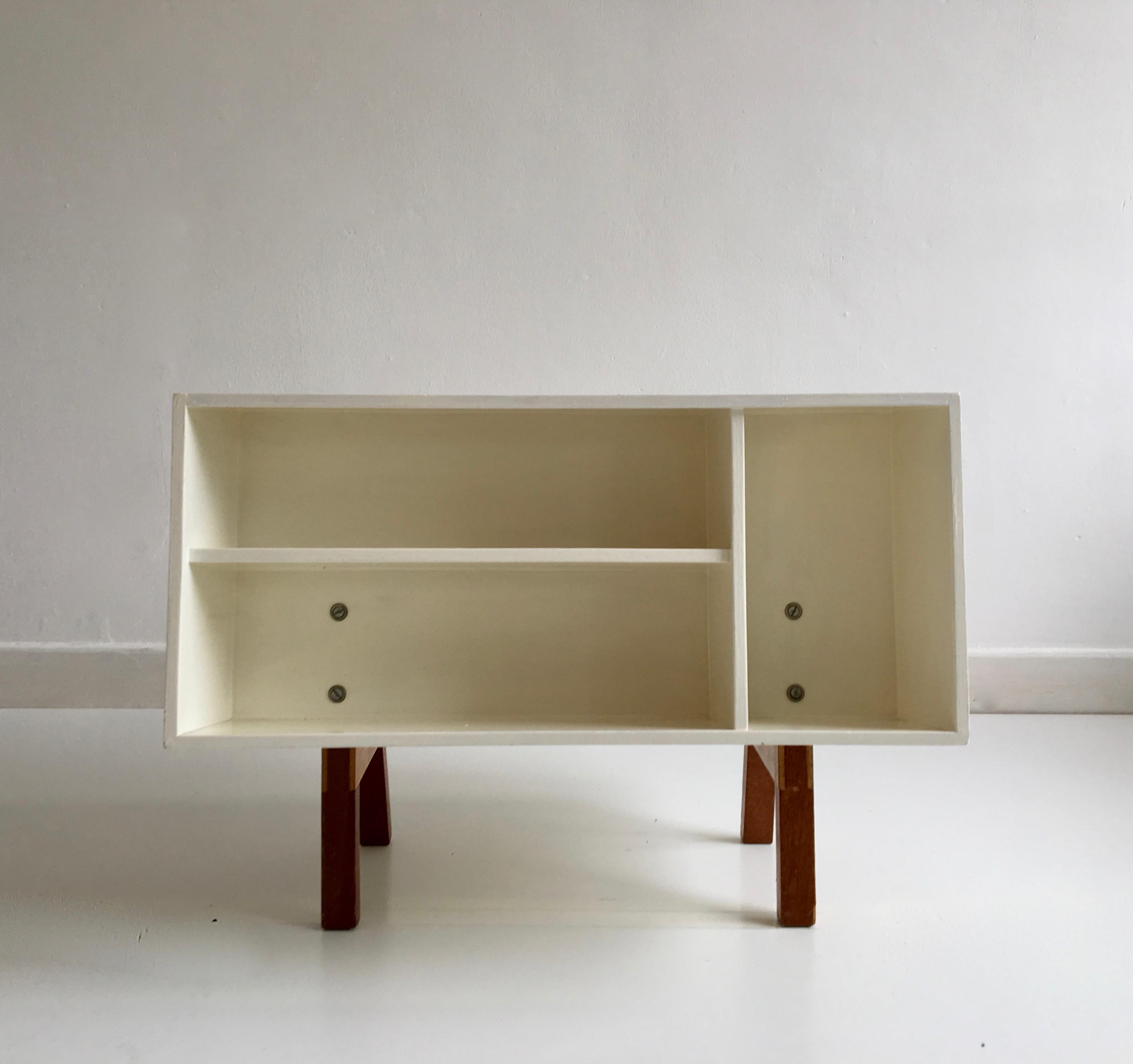 English White Midcentury 'Isokon' Bookcase / Coffee Table by Ernest Race, England, 1962 For Sale