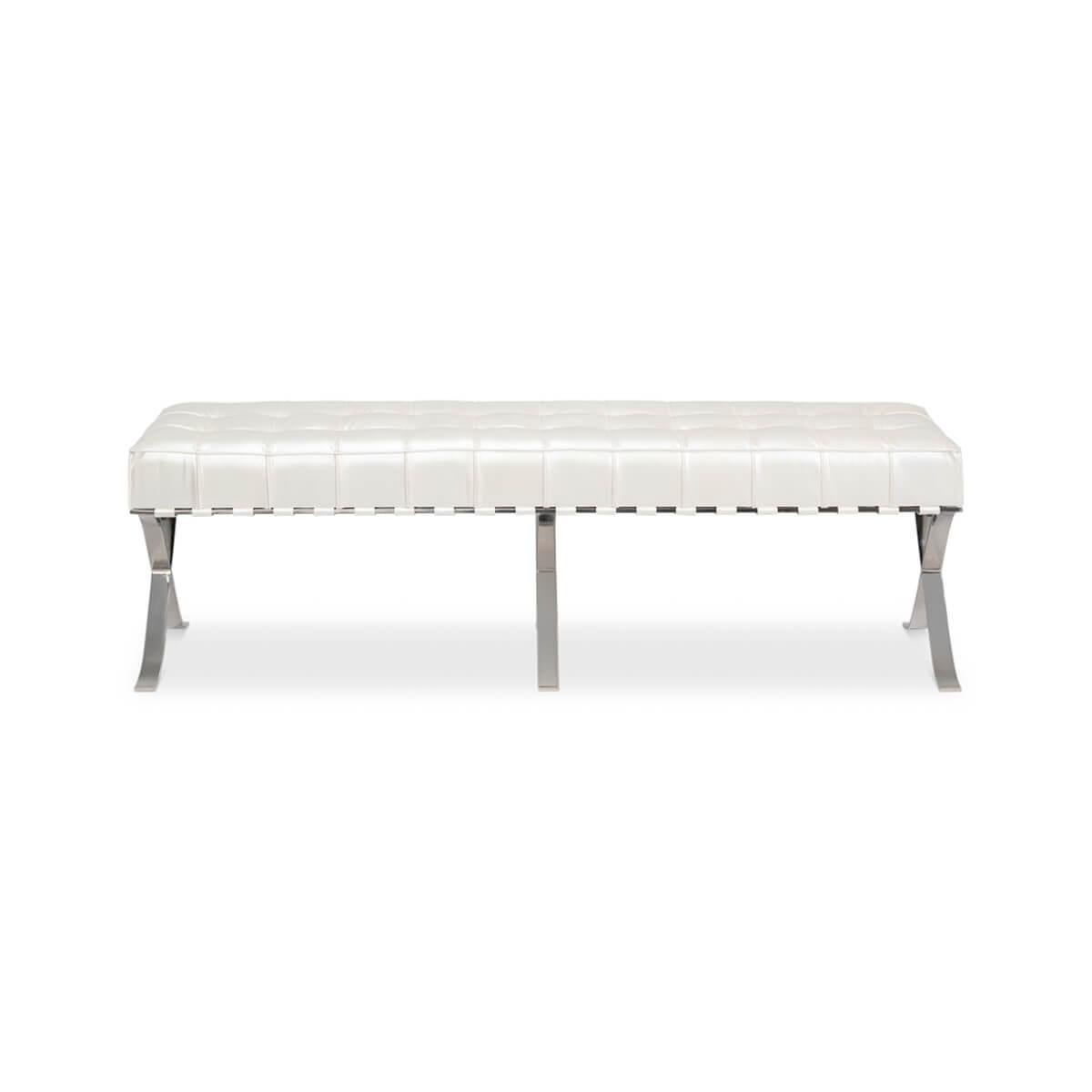 Ce banc épuré et moderne allie le luxe à un design minimaliste, parfait pour ajouter une touche d'élégance à tout espace intérieur. Le banc est doté d'un coussin en cuir blanc tufté de haute qualité qui respire le confort et la sophistication. La